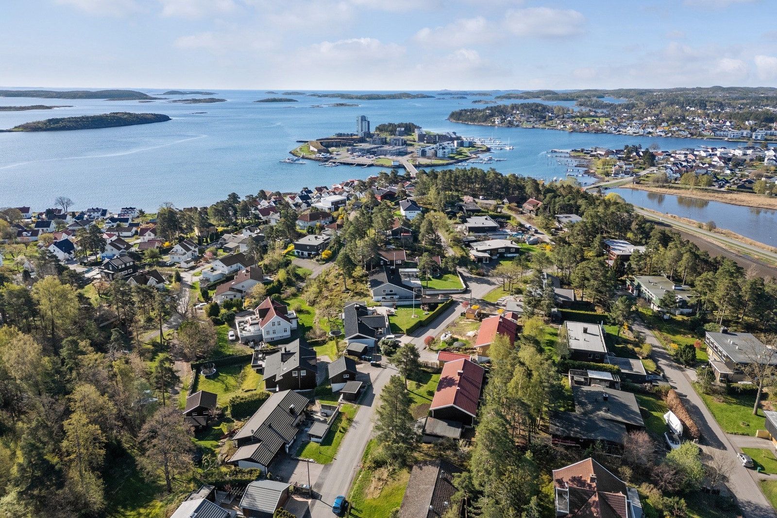 Eiendommen ligger i et idyllisk boligområde i Husvikåsen, ca. 5 km øst for Tønsberg sentrum. Galleribilde