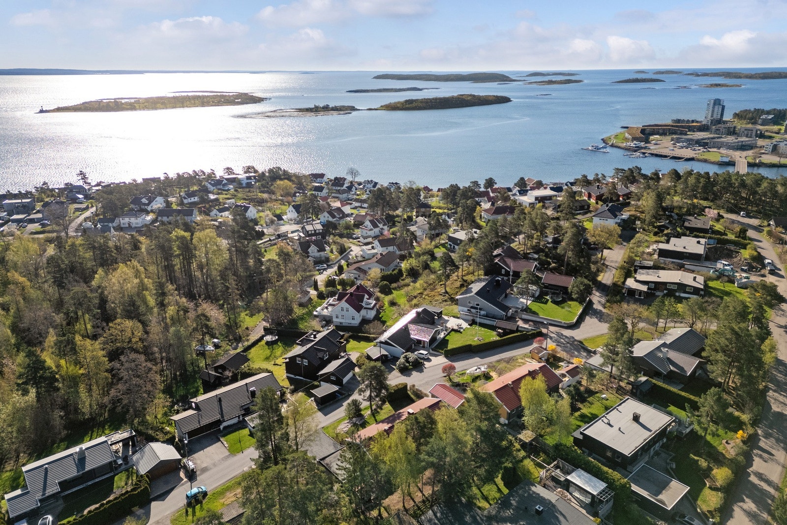 Det er tallrike strender, småbåthavner og det meste du måtte trenge i hverdagen i kort avstand fra boligen. Galleribilde
