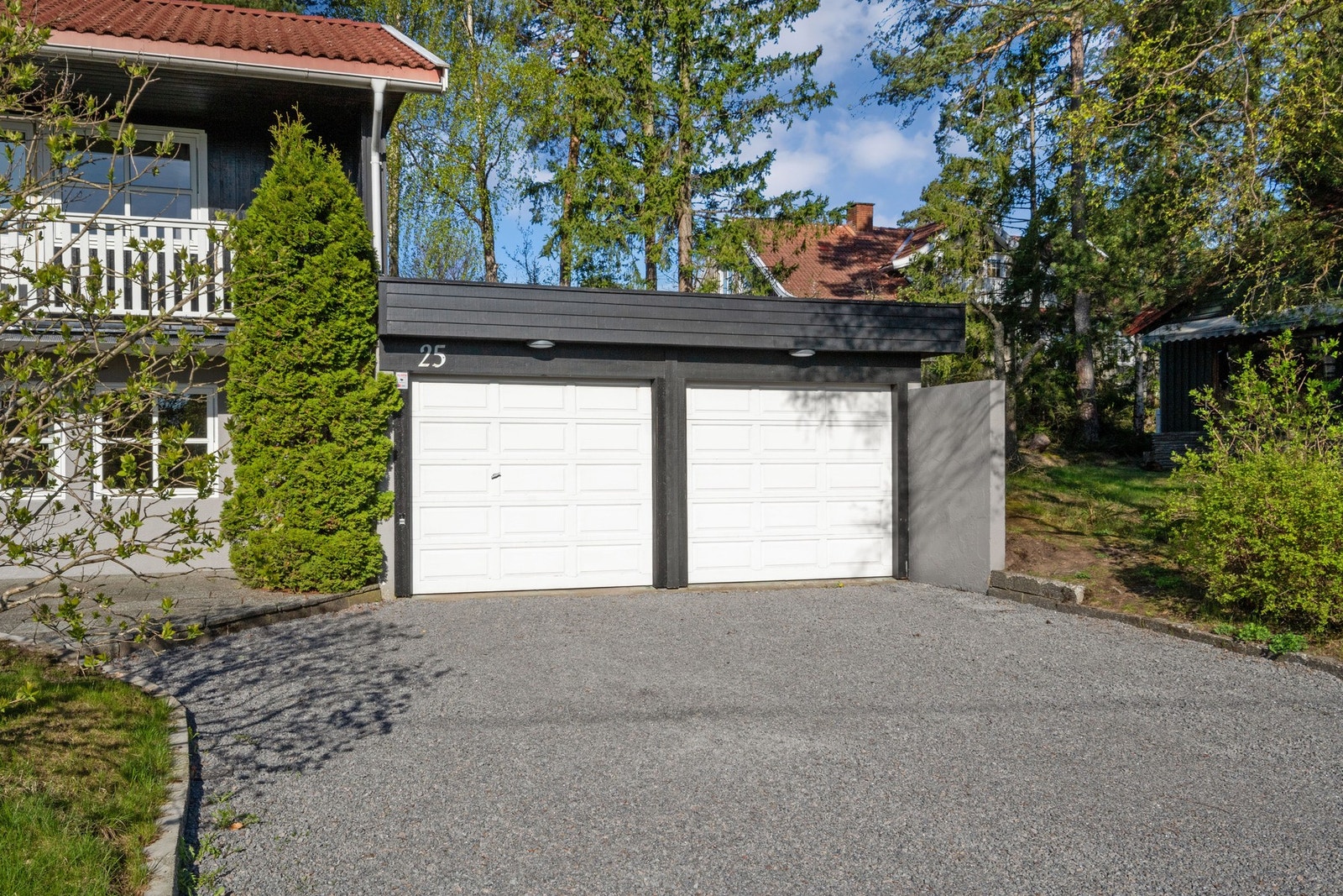 Det er parkering i dobbelgarasje med elbillader installert i 2024. Galleribilde