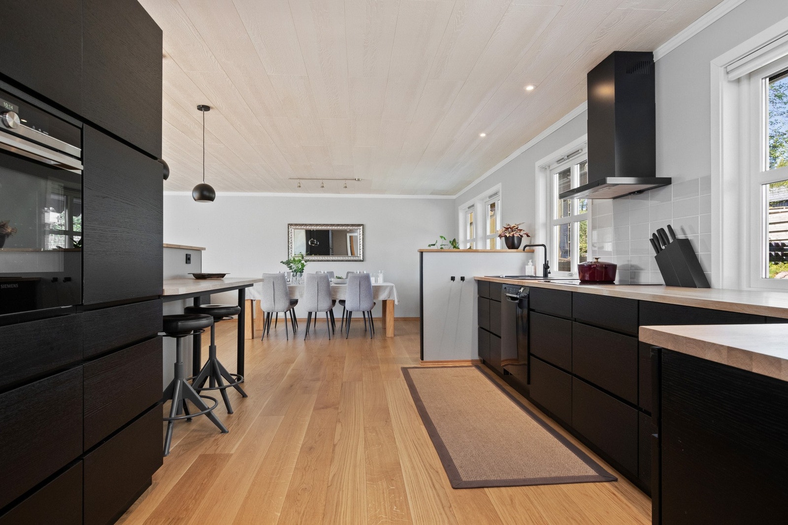 Innredningen ble levert av Kvik i 2019, bestående av en funksjonell L-form supplert av praktiske høyskap og en smart barløsning for rolige morgenstunder. Galleribilde