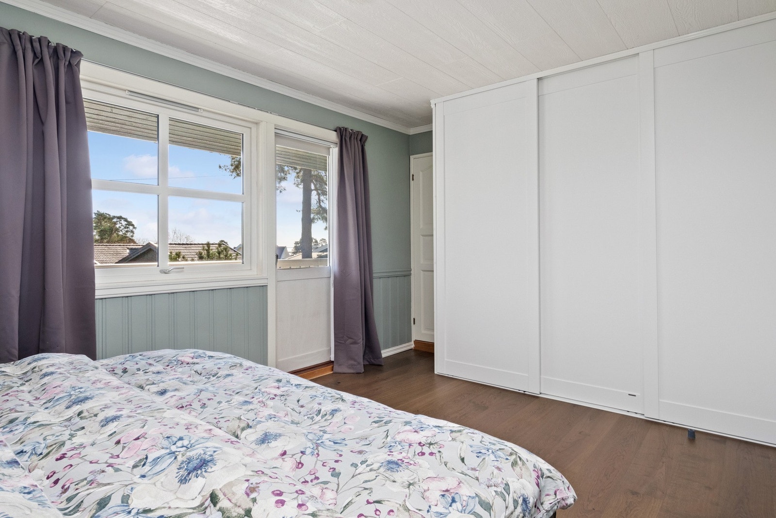 Det er god plass til dobbeltseng, og rommet har mye oppbevaring i en stor og plassbygd skyvedørsgarderobe med hvite fronter. Galleribilde