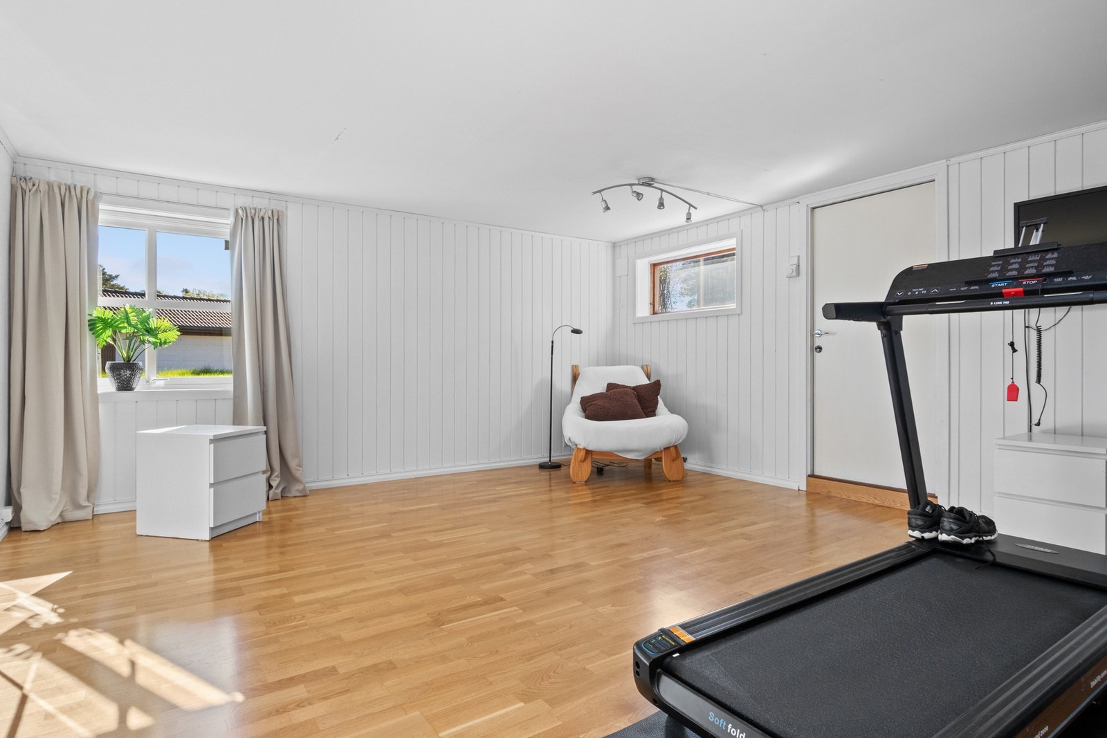 Rommet har 3-stavs eikeparkett. Galleribilde