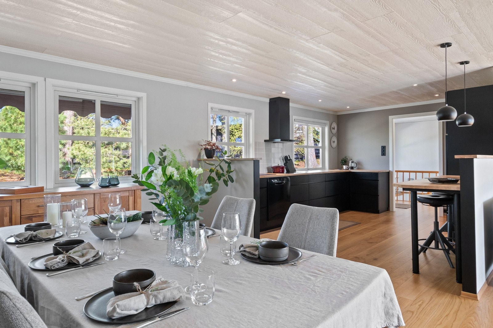 Stuen og kjøkkenet dannet et flott og lyst allrom. Store vinduer på begge sider av rommet gir fint gjennomlys. Galleribilde