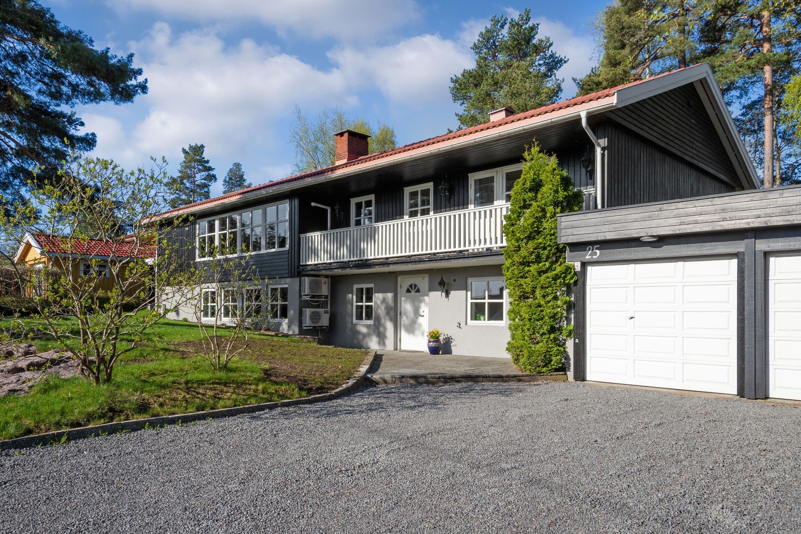 Foran garasjen finner man en singlet gårdsplass, og herfra er det enkel adkomst til hovedinngangen. Galleribilde