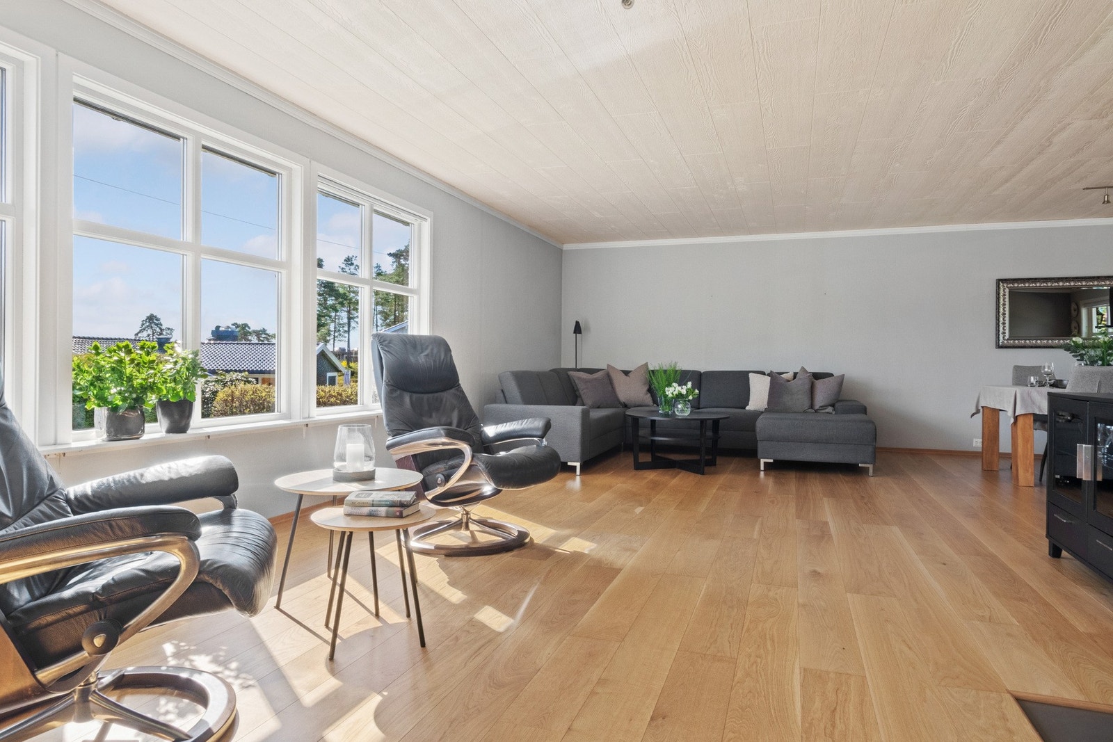 Utformingen gjør stuen enkel å møblere med flere sittegrupper, og rommet er naturlig inndelt i ulike soner. Galleribilde