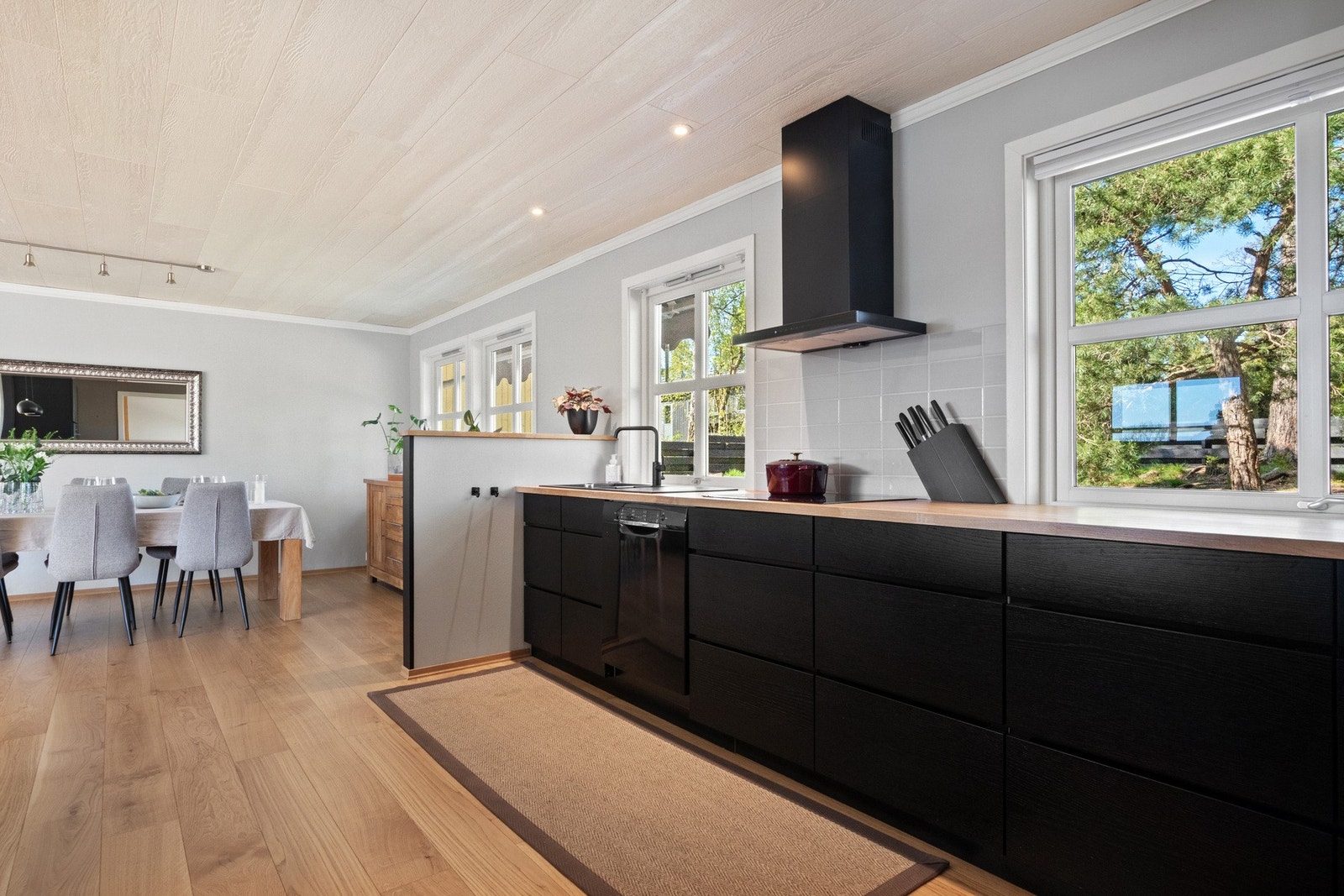 Kjøkkenet ligger avgrenset fra deler av stuen, noe som gir mulighet for både sosial matlaging og skjermet arbeidsro. Galleribilde