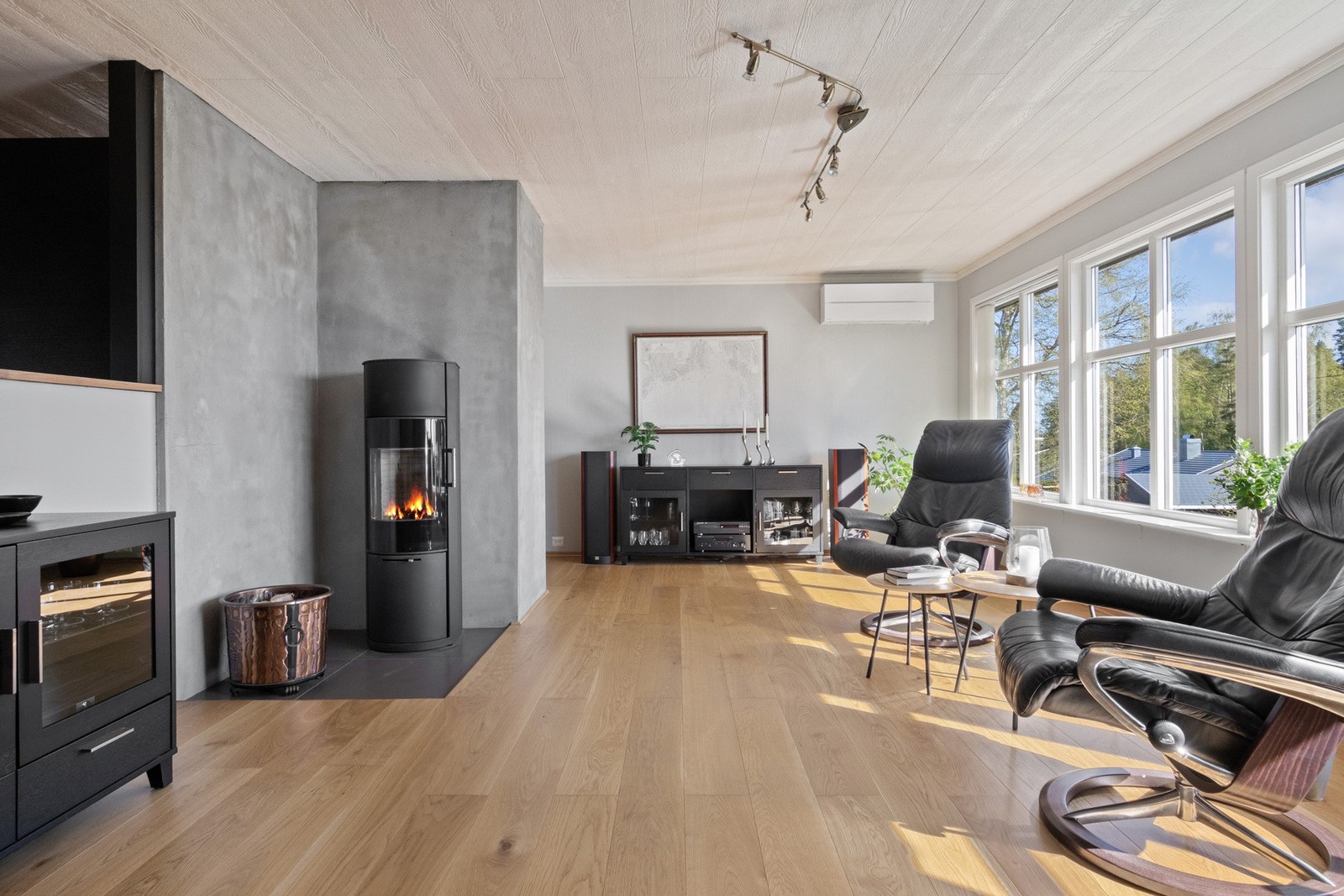 Gulvet har 1-stavs eikeparkett, som står godt til vegger malt i en dus og delikat grånyanse. Galleribilde