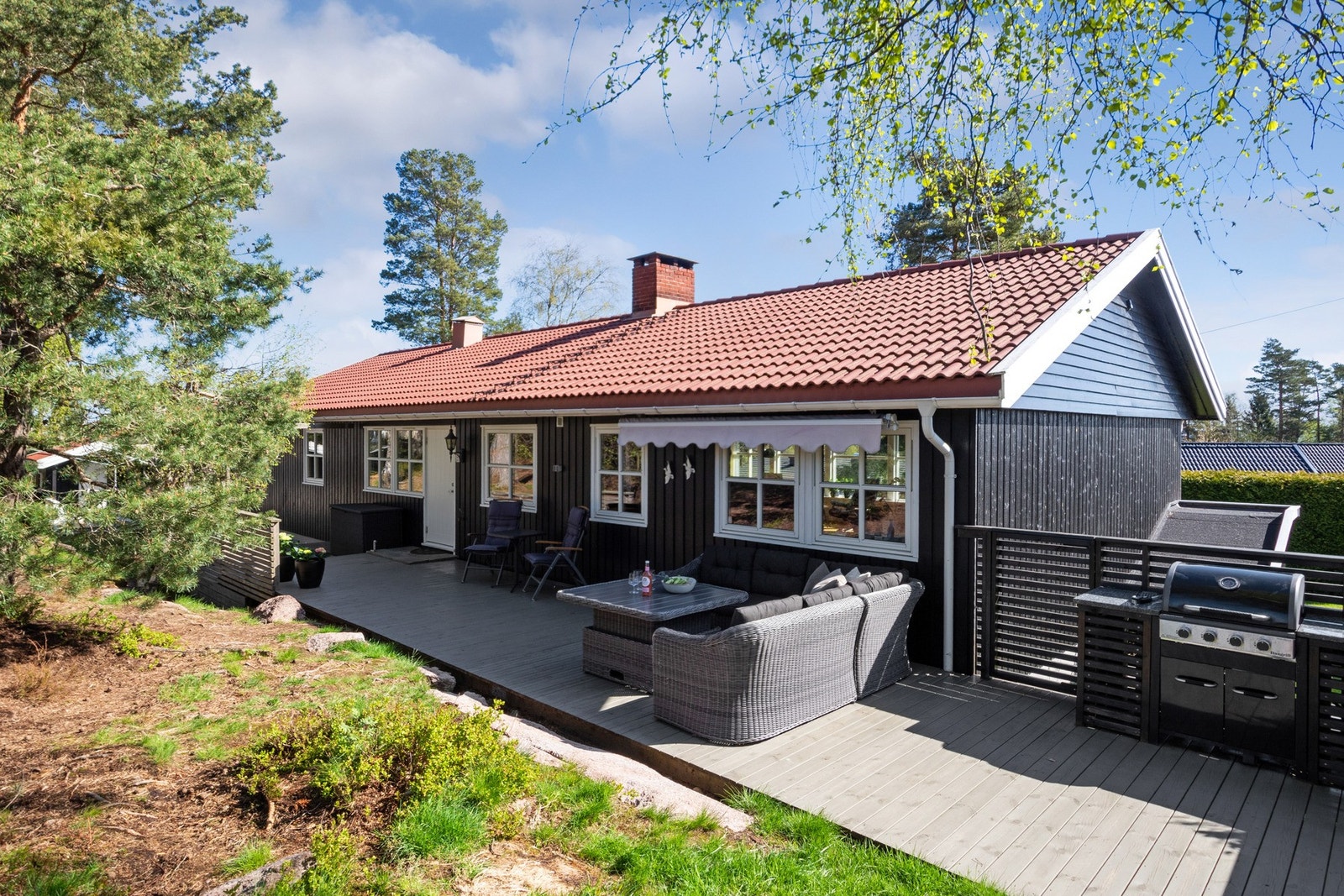 Kjøkkenet har steinbenk og egen nisje for grillen. Galleribilde