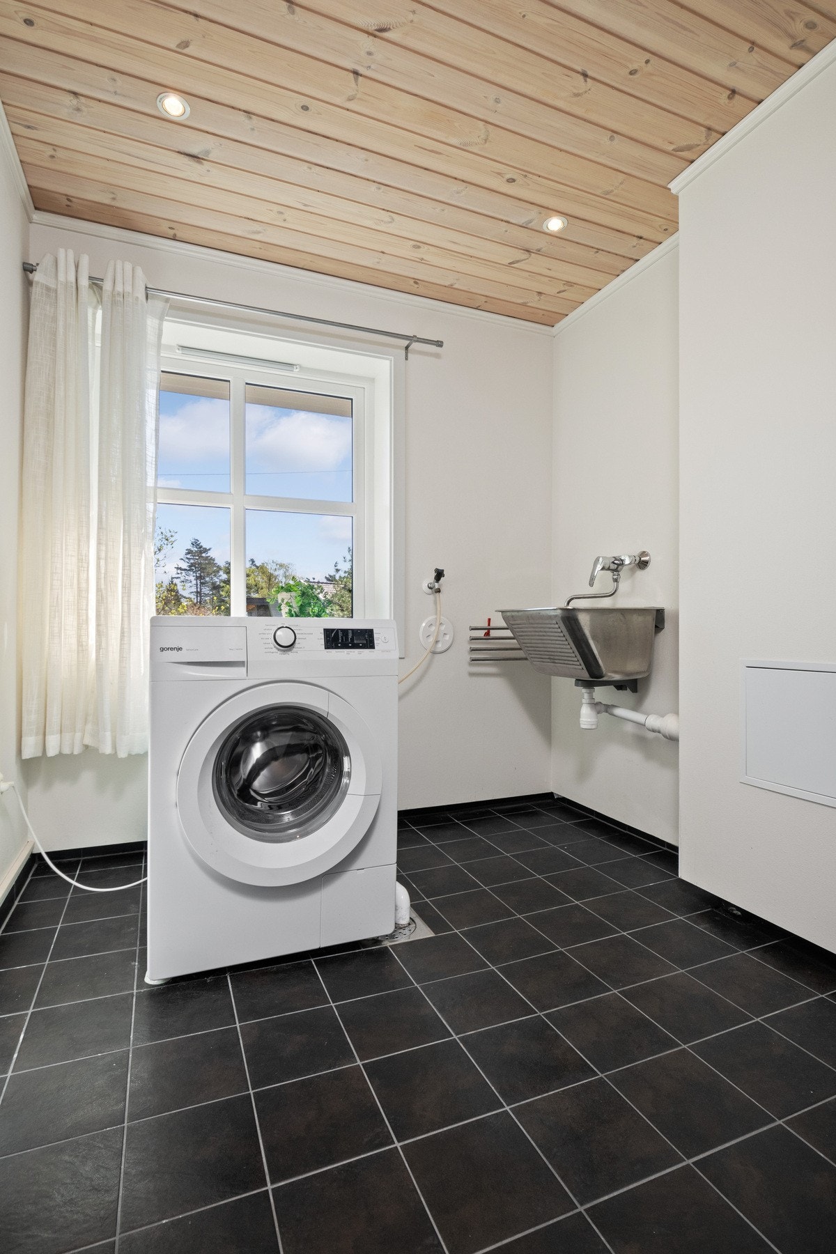 På vaskerommet ble det lagt nye gulvfliser rundt 2016. Rommet har downlights, utslagsvask og nyere opplegg for vaskemaskin. Galleribilde