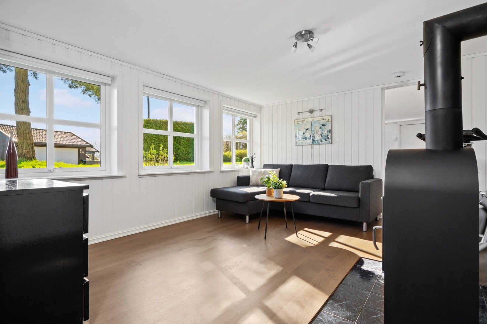 I underetasjen har boligen en kjærkommen stue for familien, et ekstra oppholdsrom til lek, vennebesøk og avslapning. Galleribilde