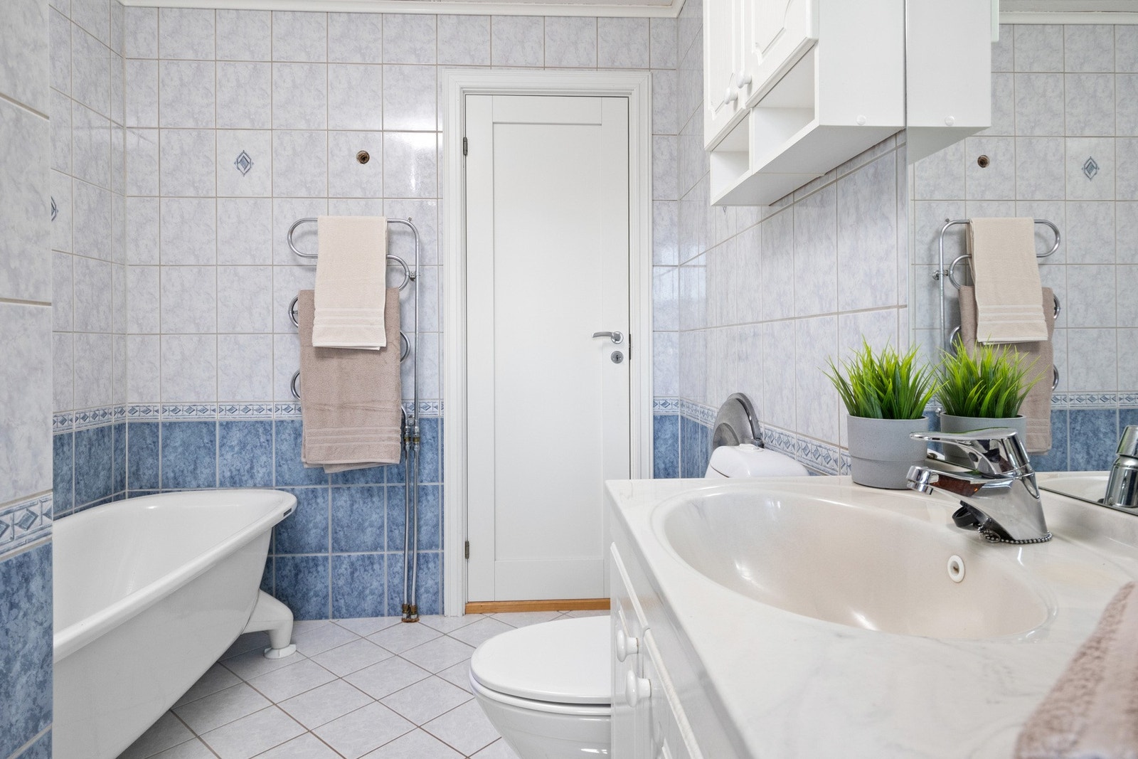 Badet er plassert i første etasje, med adkomst fra både gangen og hovedsoverommet. Galleribilde