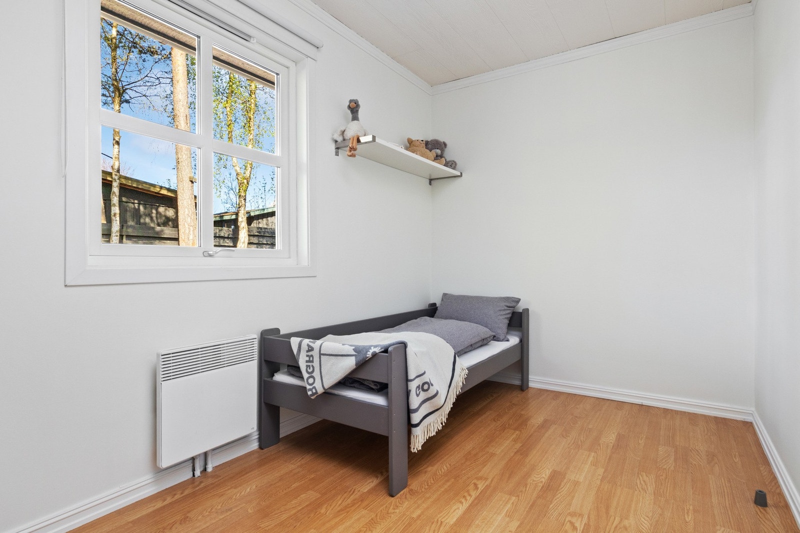 Boligen har til sammen fem soverom, fordelt med ett i underetasjen (ikke godkjent) og fire sammen i første etasje. Galleribilde