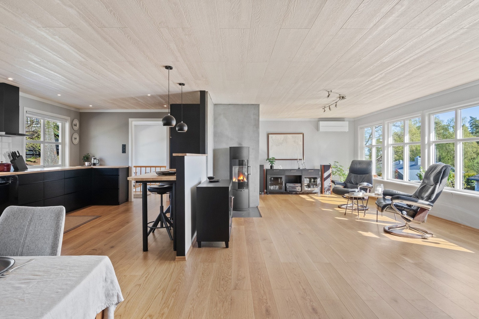 Med både peisovn og varmepumpe får man det lunt og godt i stuen. Galleribilde