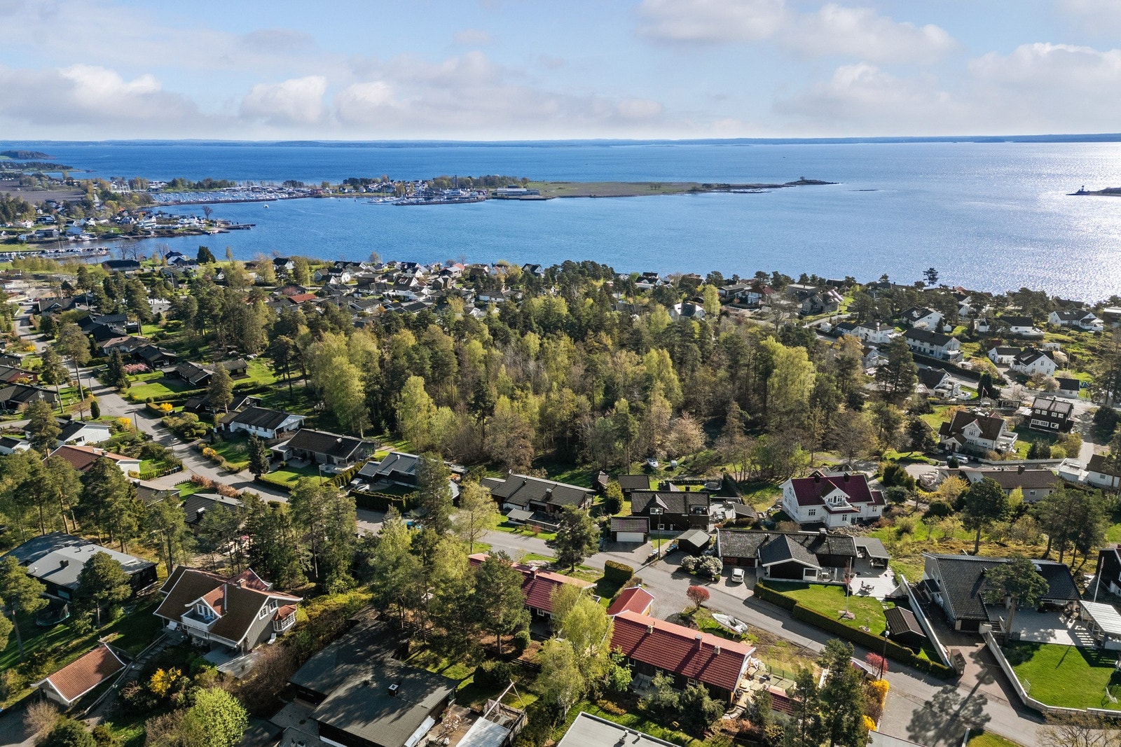 Gangavstand til Husvik skole samt Klopp badestrand og Rødstein med fantastiske bademuligheter. Galleribilde