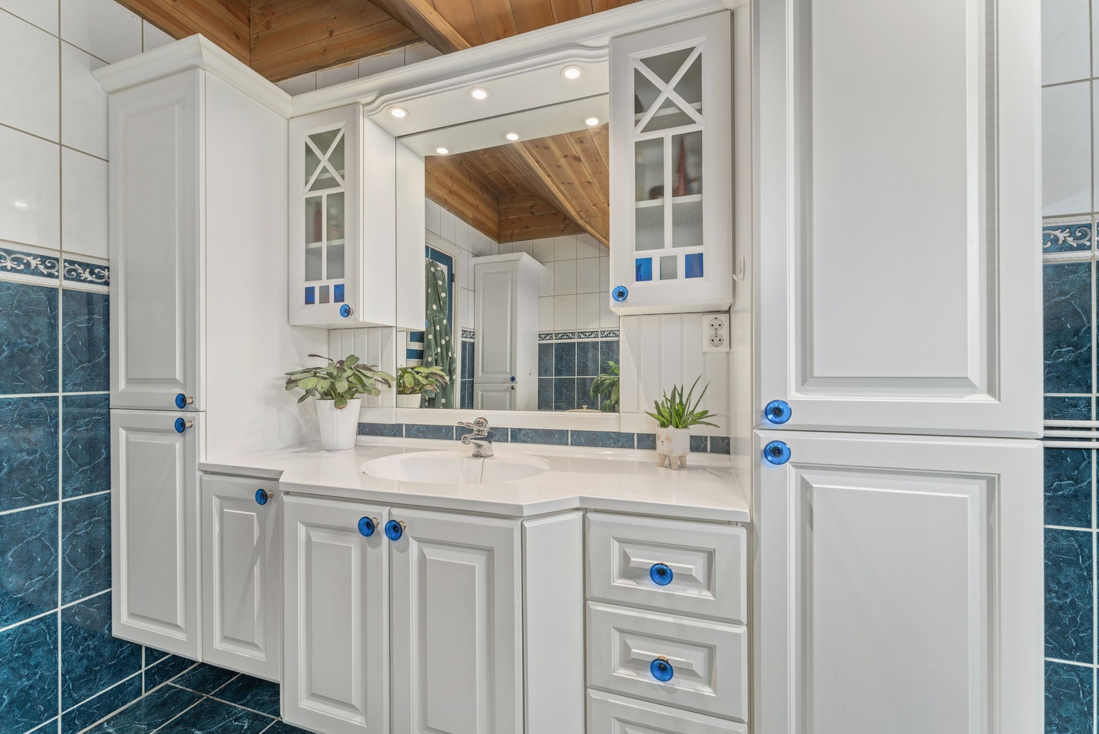 Bad i boligens loftsetasje. Innredet i ca 2005. Galleribilde