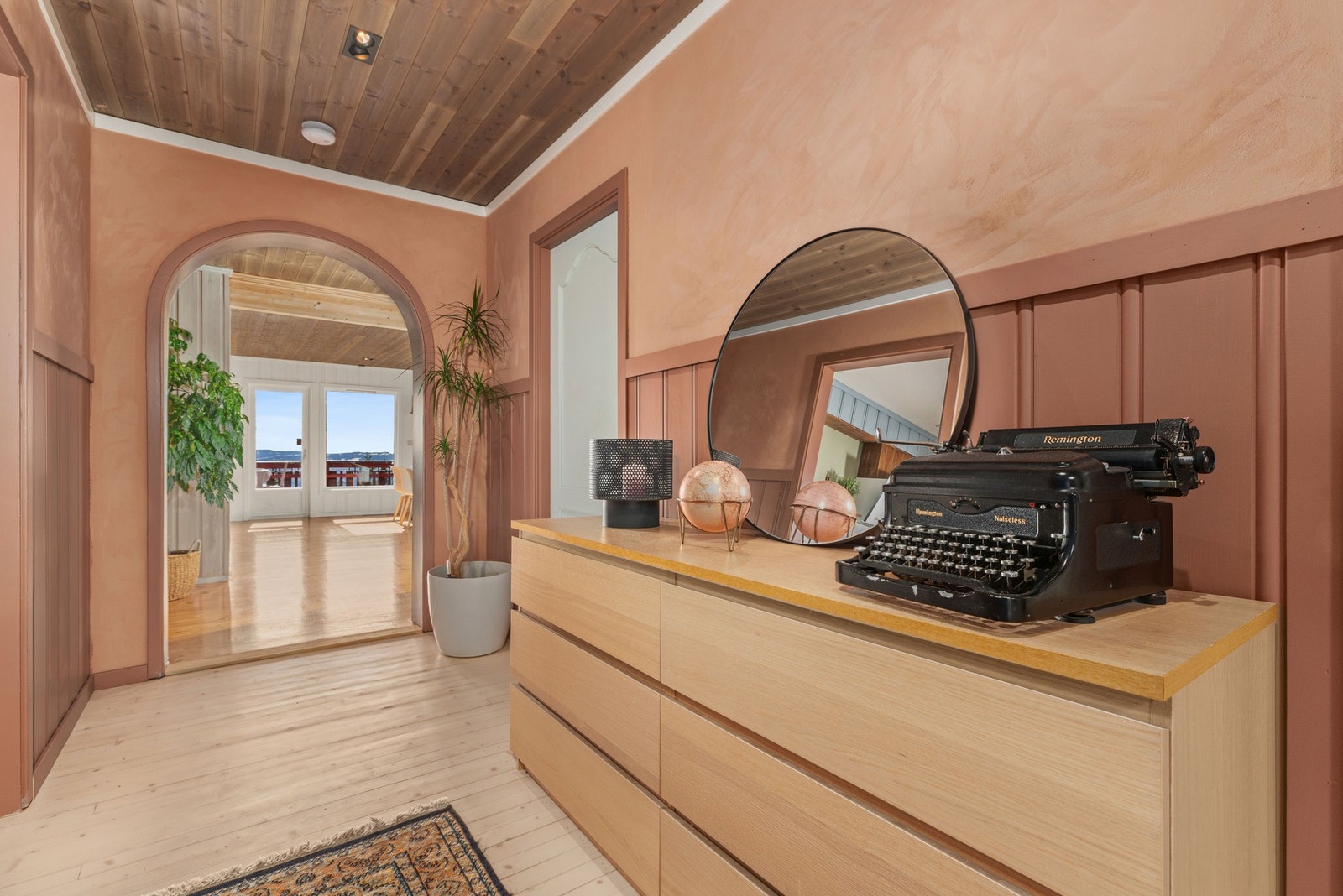 Entre/gang i 1. etasje. Tilgang videre innover i huset til blant annet åpen og lys stue/spisestue Galleribilde