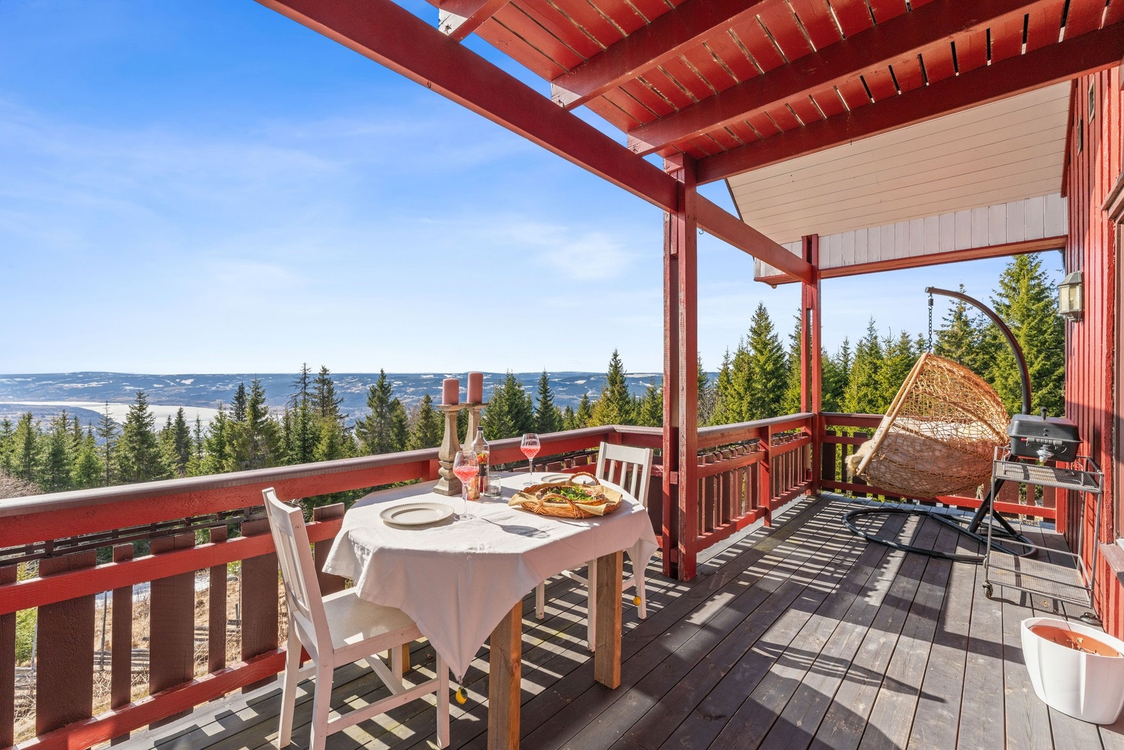 Nydelig utsikt mot Mjøsa og deler av Lillehammer by. Galleribilde