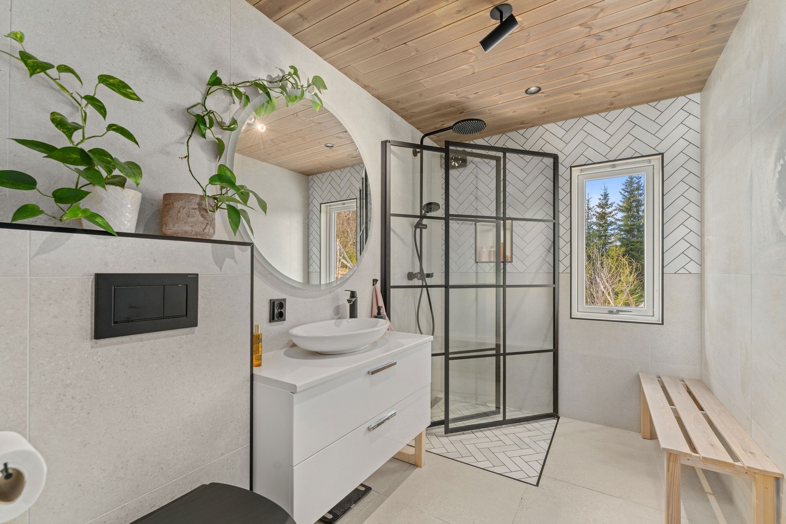 Moderne og stilig bad i 1. etasje. Oppusset i 2024 med flislagte overflater. Galleribilde