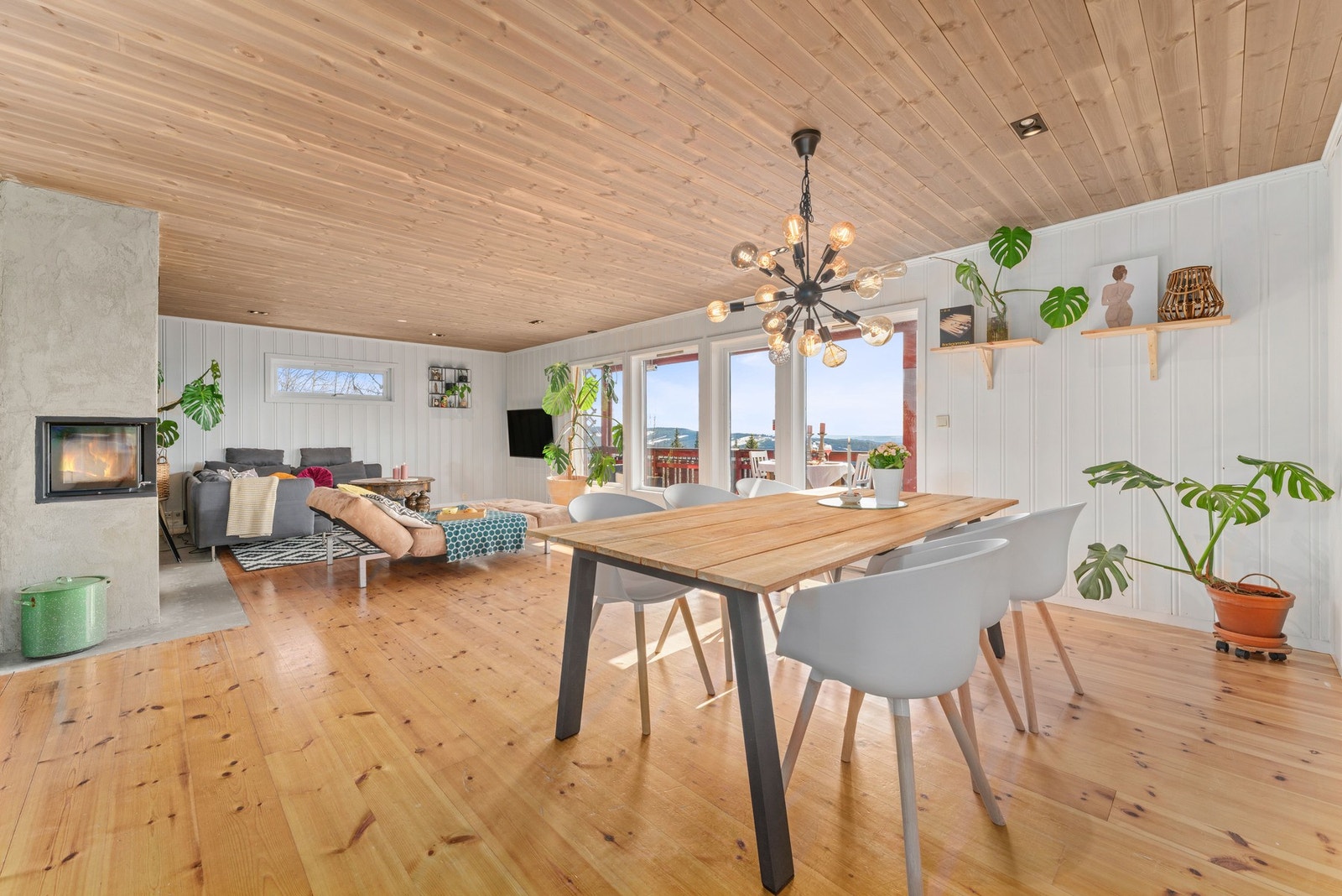 God plass også for spisestuemøblement i tilknytning til stue. Galleribilde