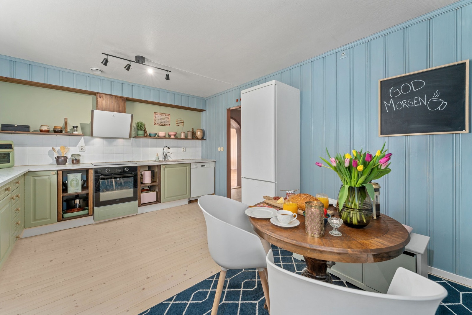 Stort, luftig og praktisk arbeidskjøkken. Del av det opprinnelige, eldre bygget som har slipte, pikmenterte tregulv som standard. Galleribilde