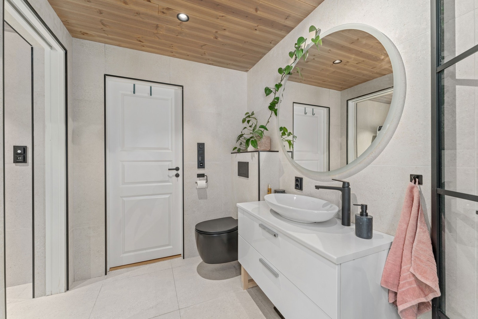 På badet er det også tilgang til eget, mindre vaskerom med plass for hvievarer. Galleribilde