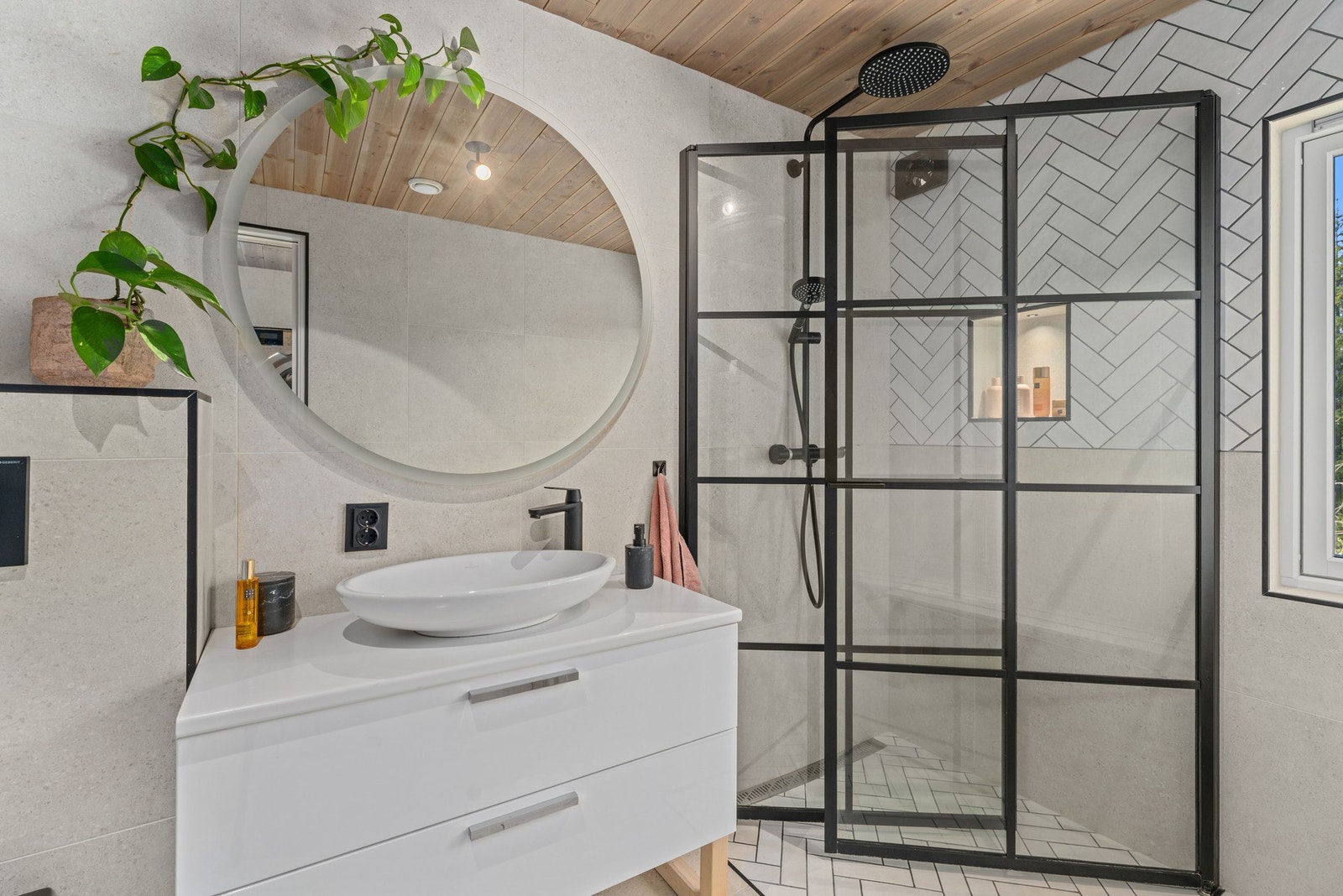 Dusjhjørne med innfellbare glassvegger. Innredning med servant, speil og belysning. Galleribilde