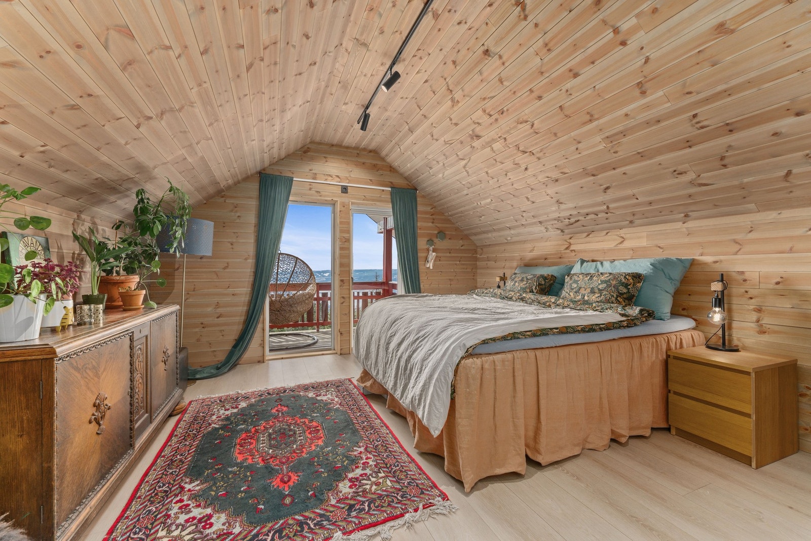 Hyggelig, romslig hovedsoverom med utgang til luftebalkong. Galleribilde