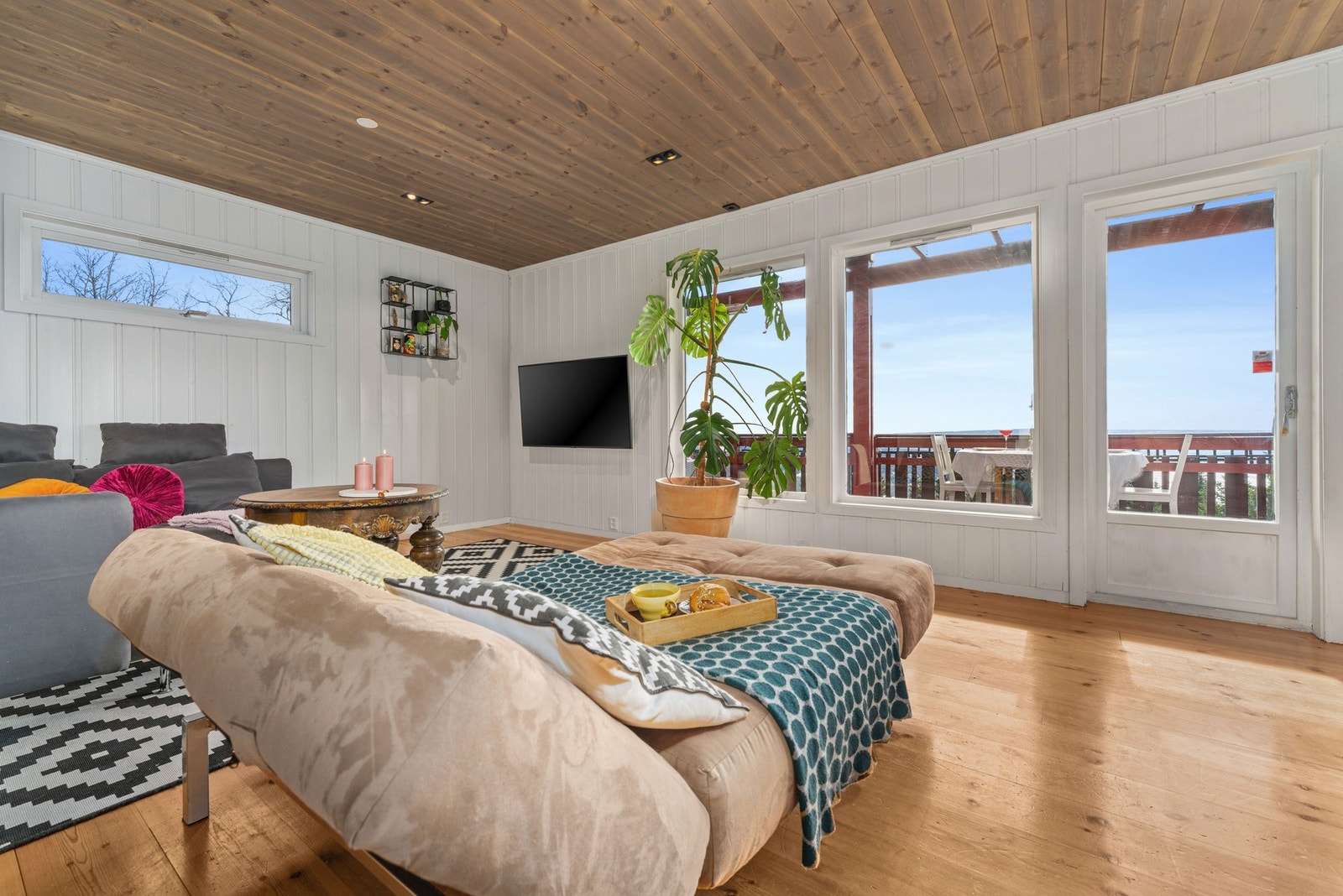 Fra stua er det utgang til vestvendt veranda med flott utsikt. Galleribilde