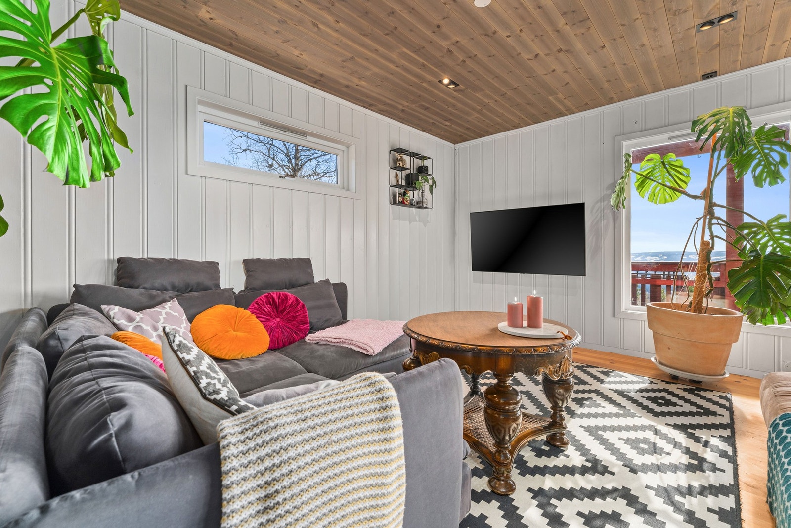 Sofaplass med vegghengt tv-løsning. Galleribilde