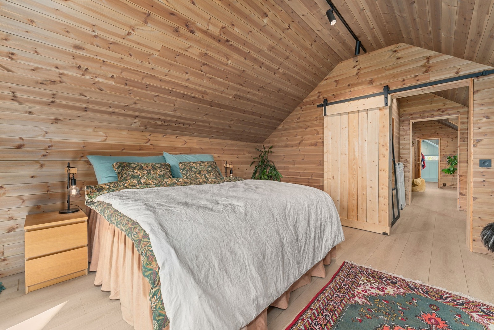 Hovesoverom med panel i himling og på vegger. Galleribilde