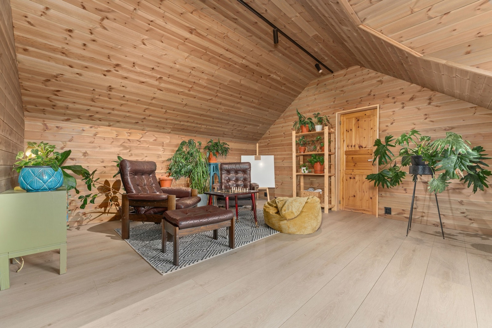 Loftsstue med god plass for sittegruppe. I hele denne etasjen er det lagt nye , moderne gulv. Galleribilde