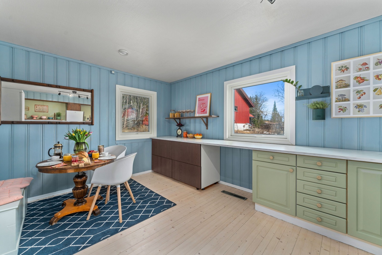 Hyggelig spiseplass også på kjøkkenet. Innredningen består også av noe nyere, laminerte skrog. Galleribilde
