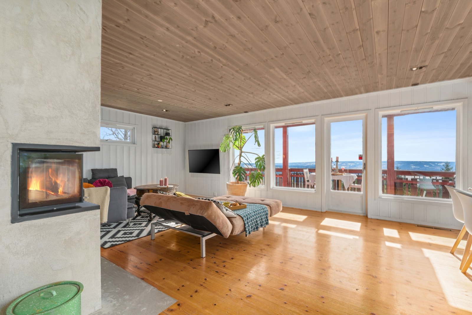 Store og gode vindusflater som gir et godt lysinnslipp i oppholdsrommet. Galleribilde