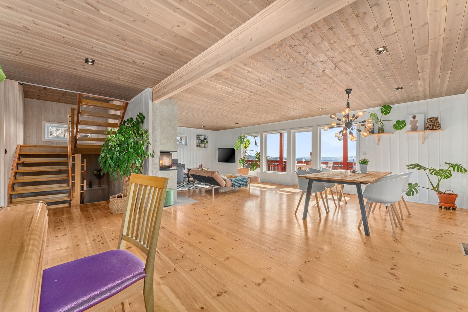 Fra stua er det trapp opp til loftsetasjen. Galleribilde