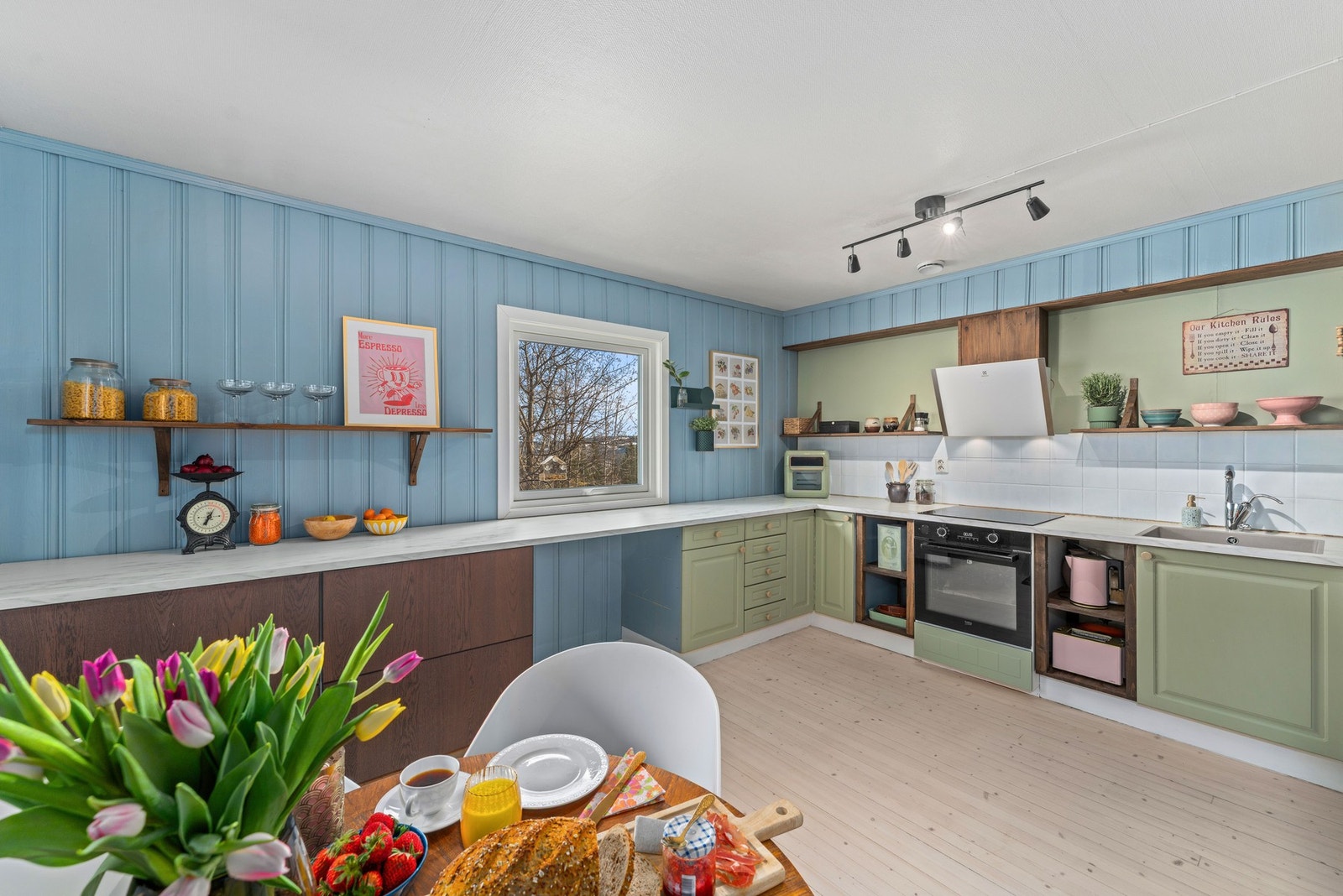 Romslig og hyggelig kjøkken. Innredning med malte overflater. Galleribilde