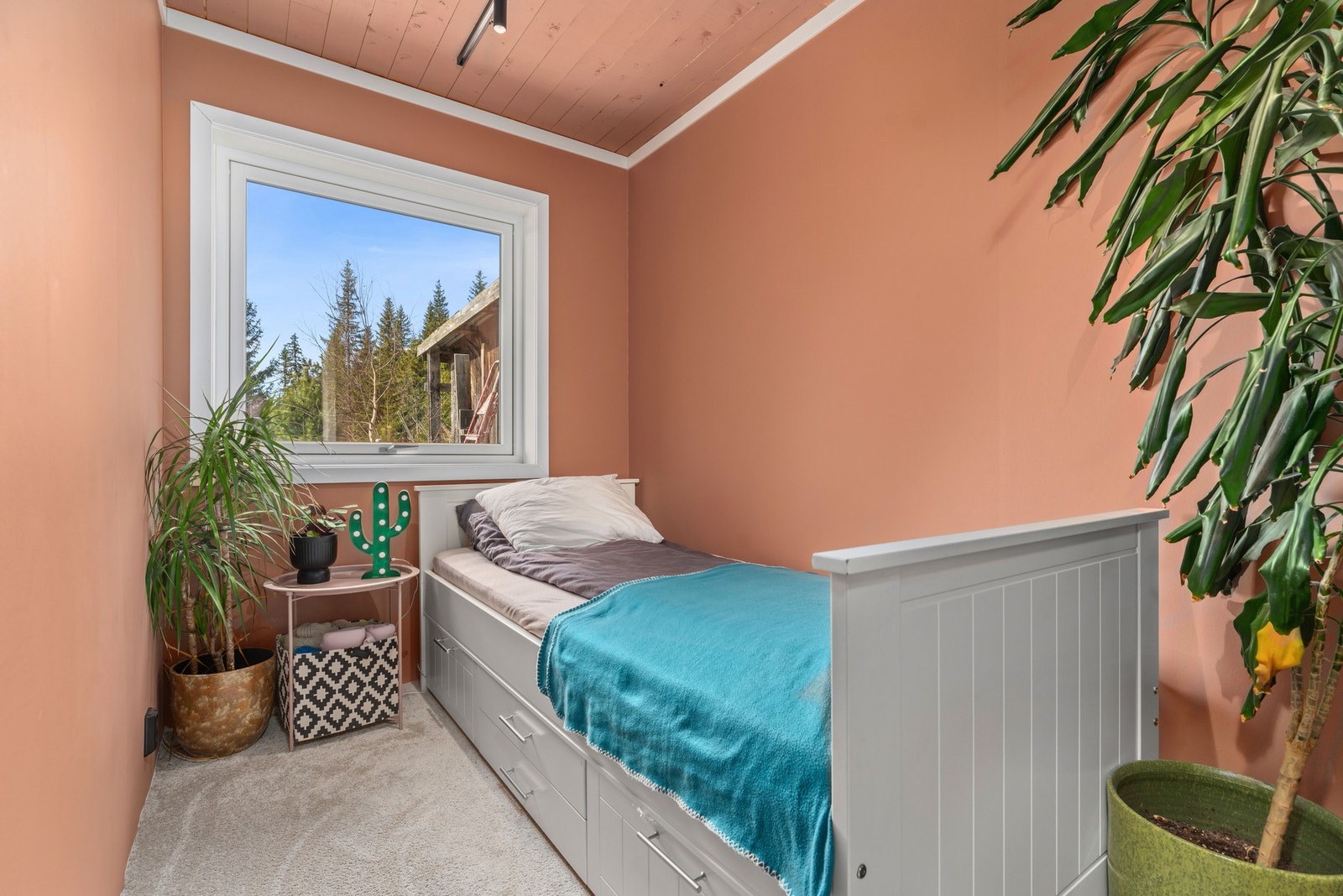 Oppusset soverom i 1. etasje med tidsriktig fargevalg i vegger og himling. Galleribilde