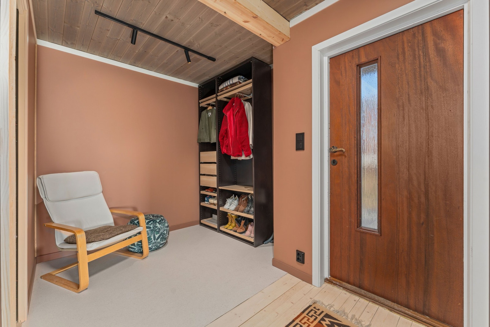 Velkommen inn - modernisert og nylig oppusset entre. Galleribilde