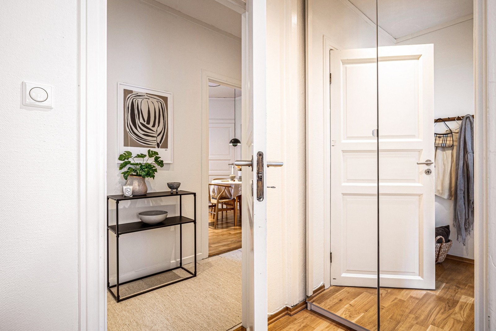 - Soverom 2 har en mellomgang med garderobeskap og oppheng - Galleribilde