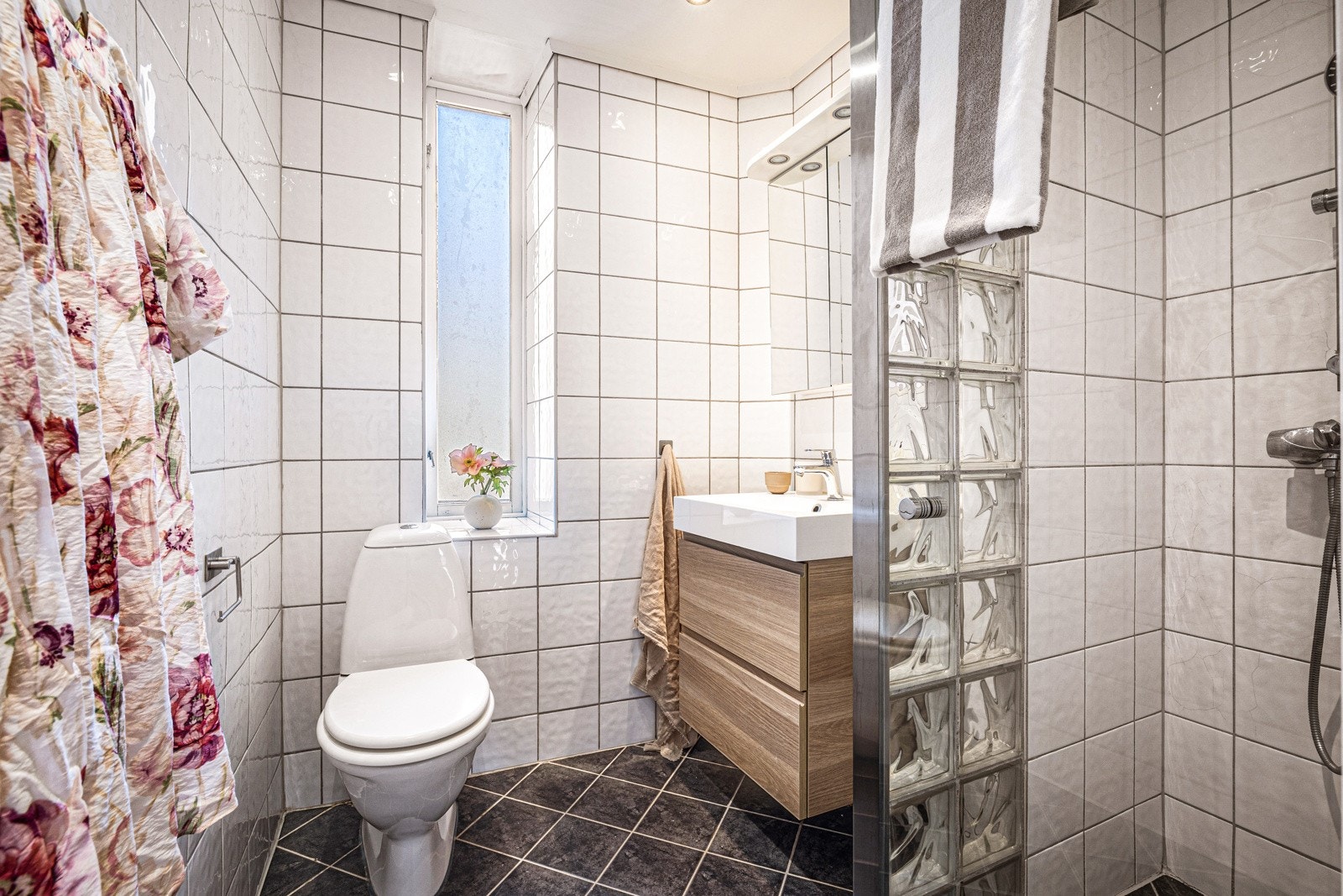 - Badet er helfliset og måler 3,1 kvm - Galleribilde