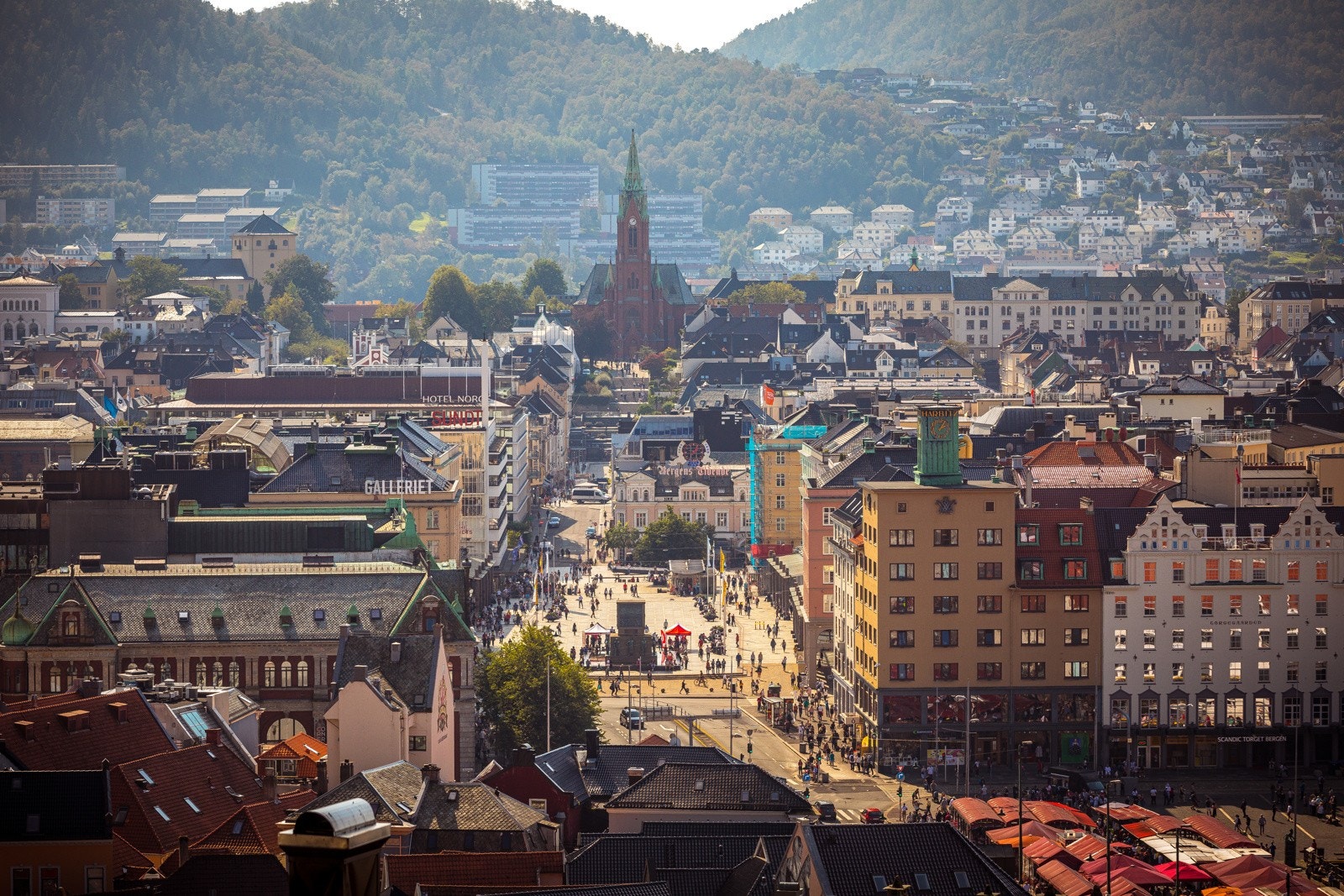 - For et utvidet servicetilbud er det kort vei inn til Bergen Sentrum. Her er det blant annet butikker, apotek, legesenter, vinmonopol og det du måtte trenge - Galleribilde