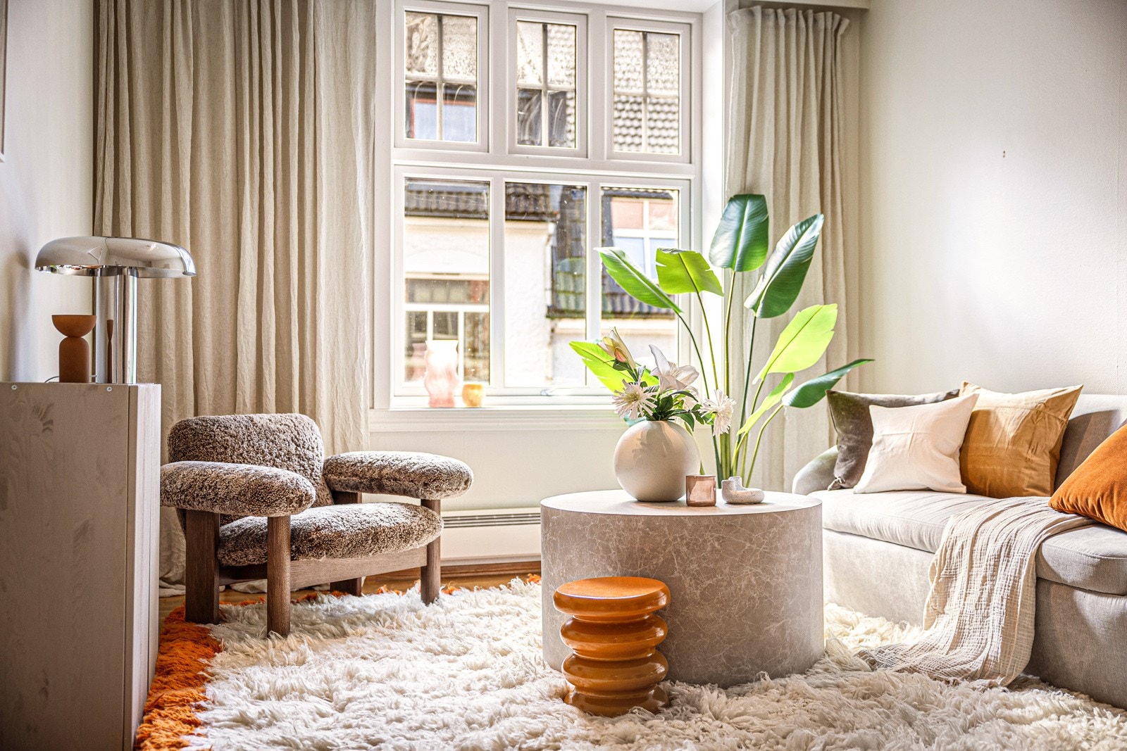 - Det store vinduet slipper inn godt med naturlig lys - Galleribilde