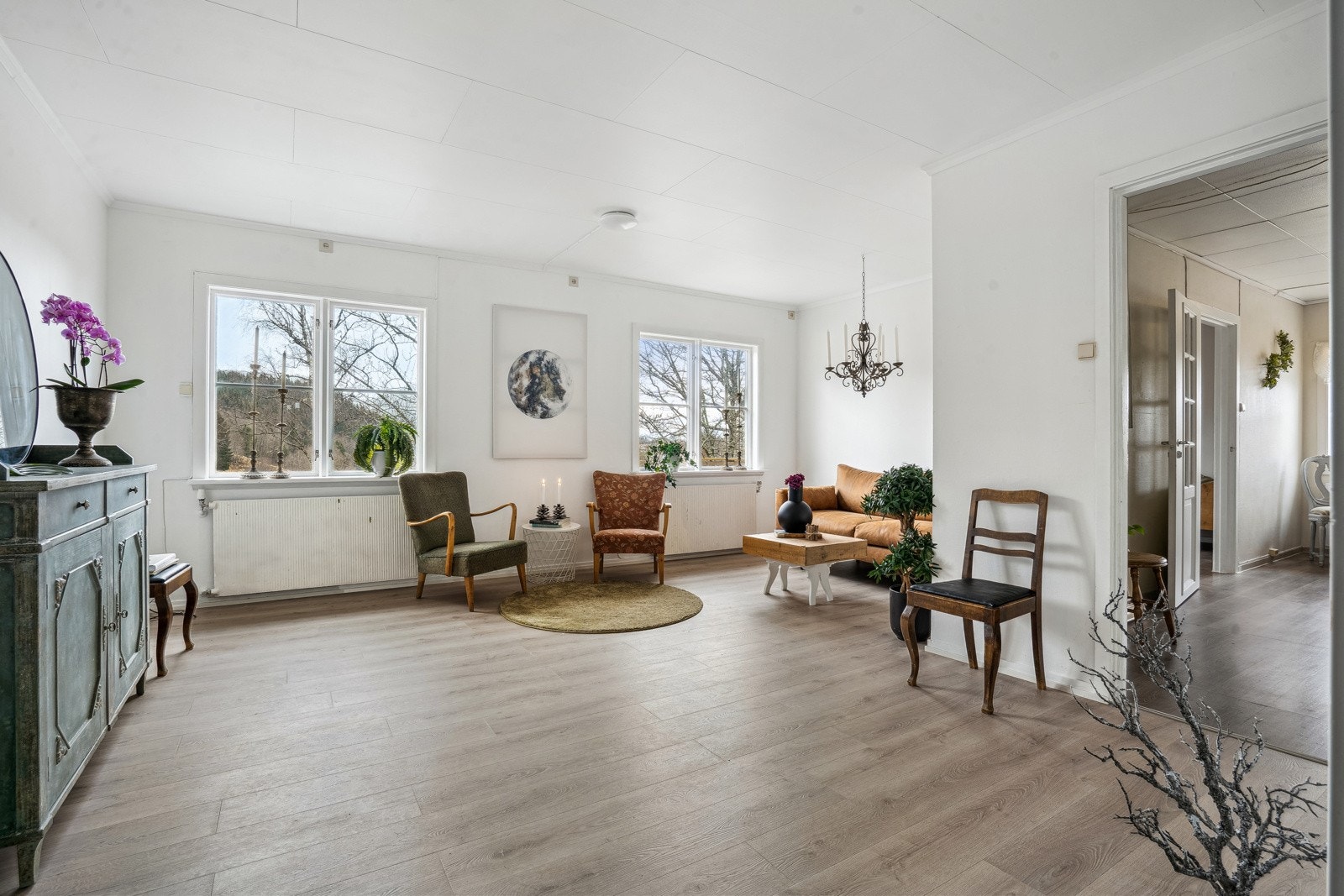 Store vindusflater gir rikelig med naturlig lys og en luftig romfølelse. Galleribilde
