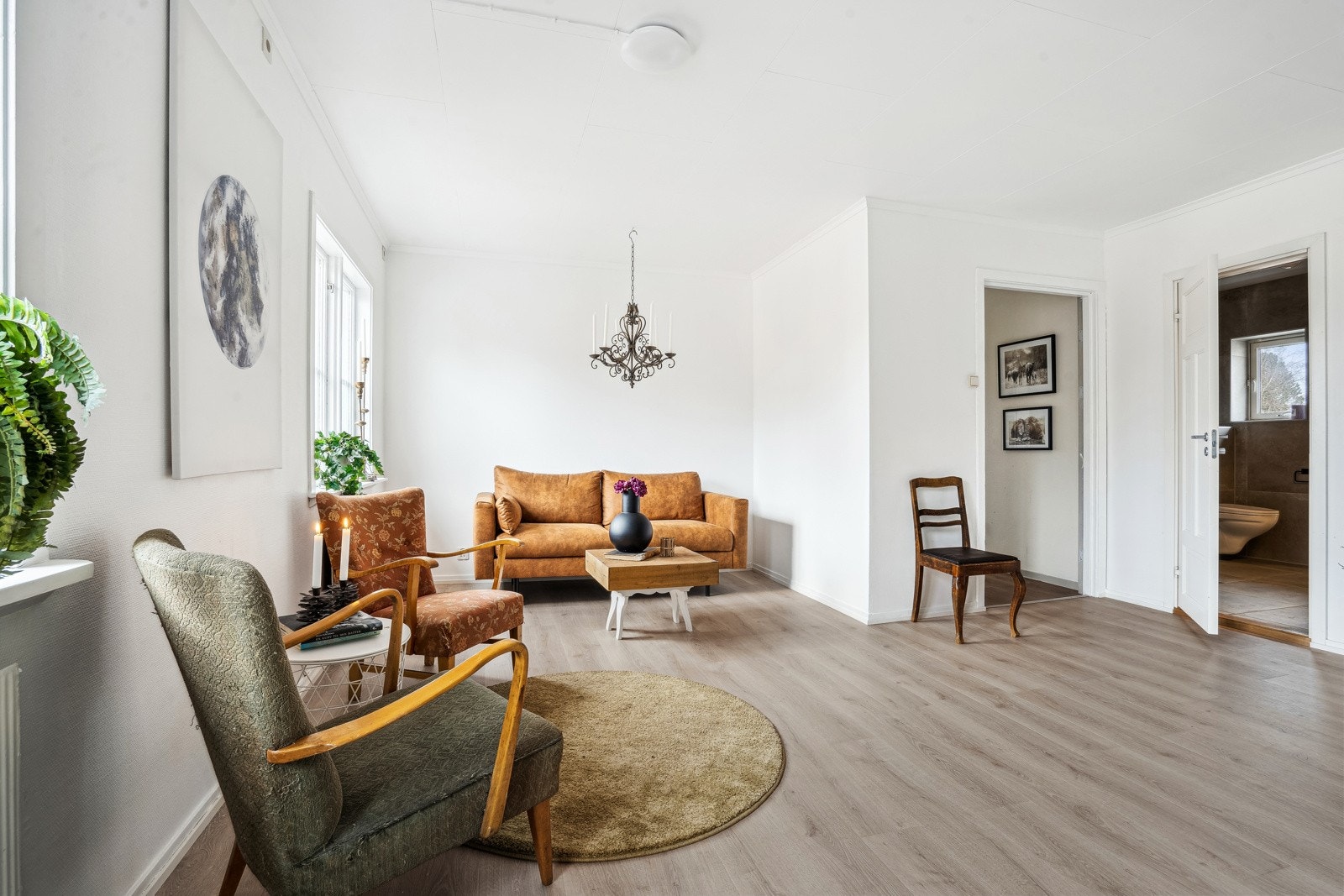 Stuen er på romslige 22 kvm og har god plass til både sofagruppe og spisebord i ulike soner. Galleribilde