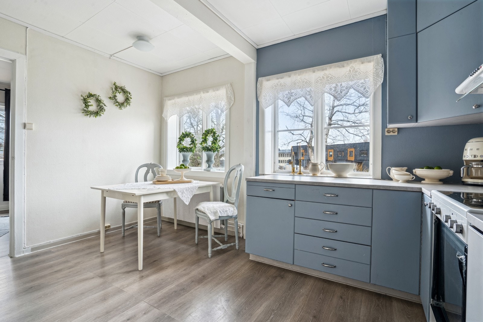 Ved kjøkkenvinduet er det plass til en koselig spiseplass - perfekt til hverdagsmåltidene. Galleribilde