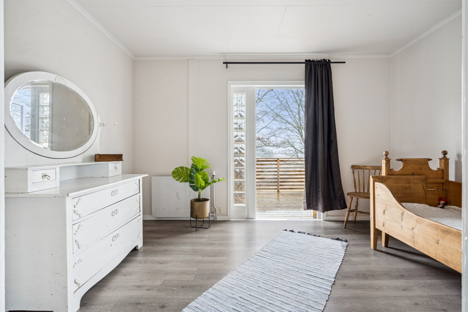 Fra det ene soverommet er det direkte utgang til en privat balkong. Galleribilde