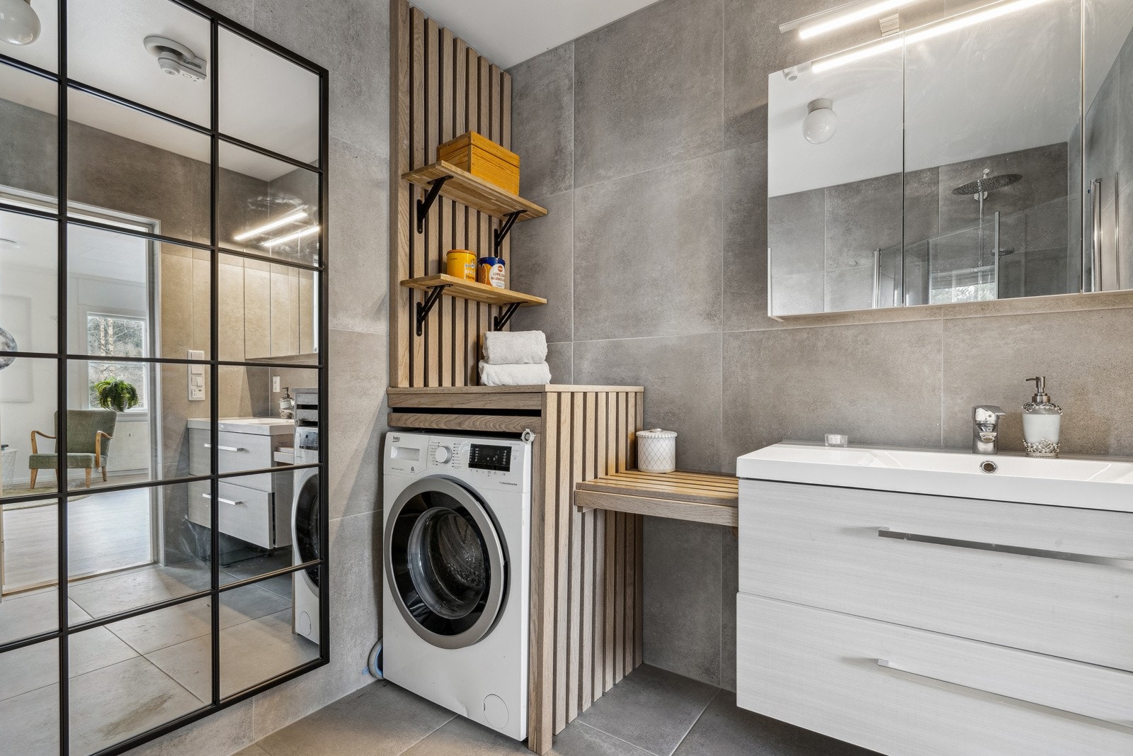 Delikat bad ble pusset opp i 2021 med moderne overflater. Galleribilde