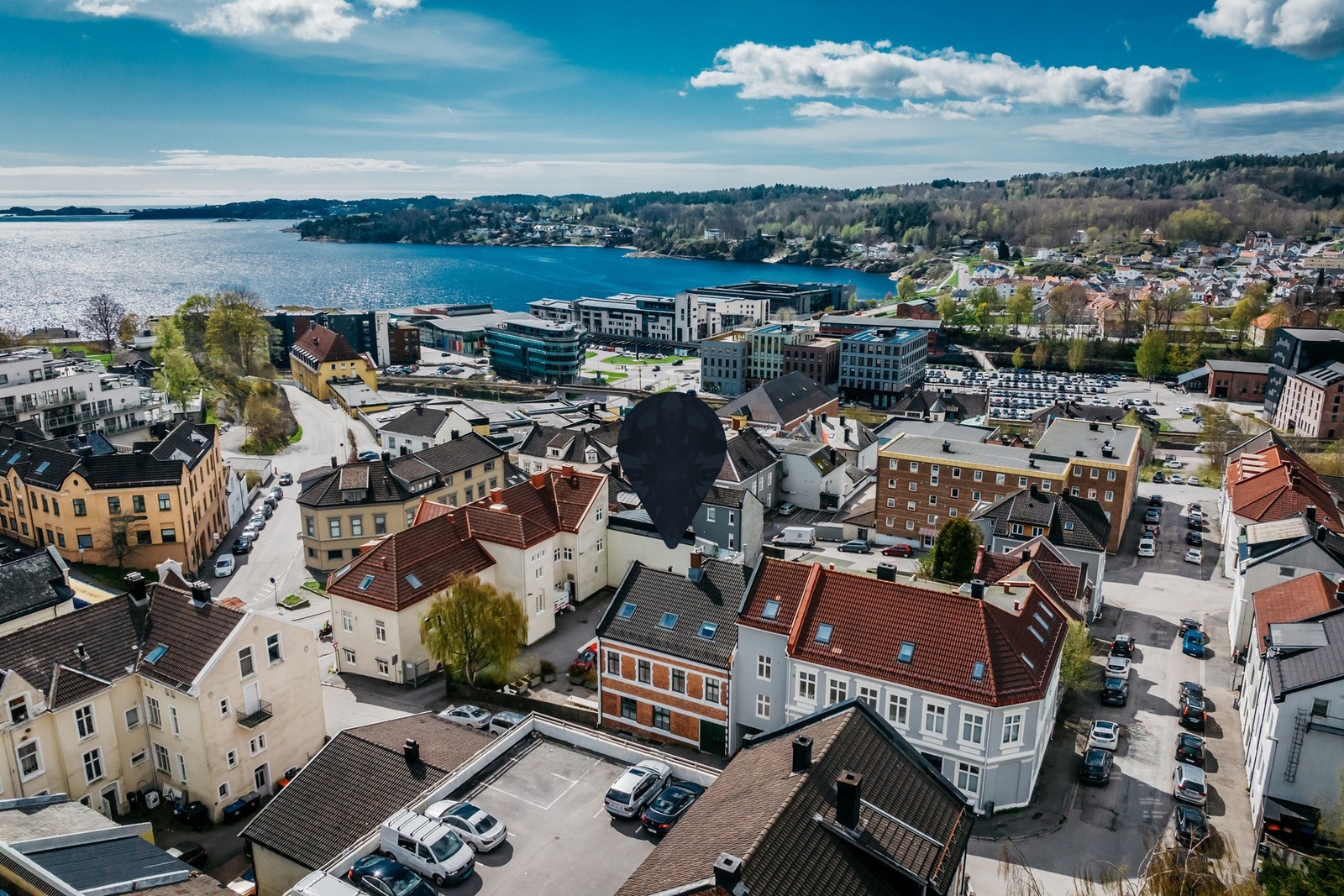 Fra eiendommen er det kun en liten spasertur til torget, sjøen, butikker, togstasjon, Bøkeskogen m.m. Galleribilde