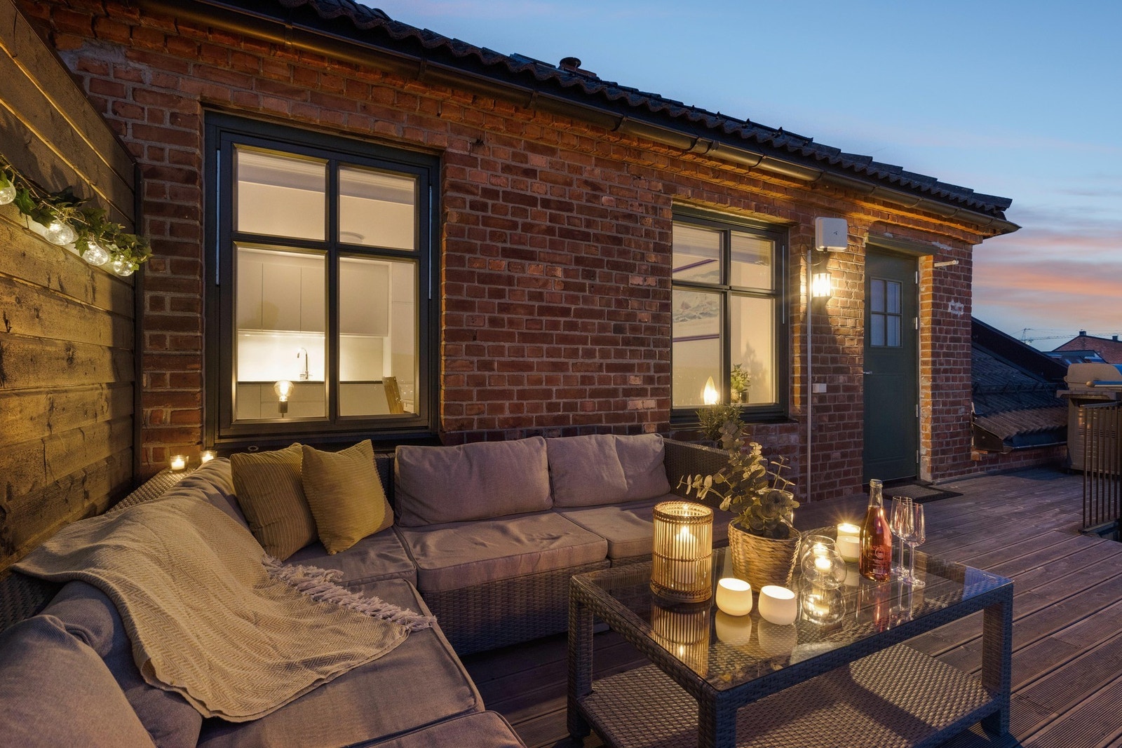 Leiligheten ligger i toppetasjen, tredje etasje, i et ærverdig teglsteinskledd bygg fra 1906, som ble renovert og bygd om til dagens leilighet i 2019. Planløsningen er gjennomgående med adkomst via en utvendig trapp til en terrasse på ca. 14 kvm, pluss ga Galleribilde