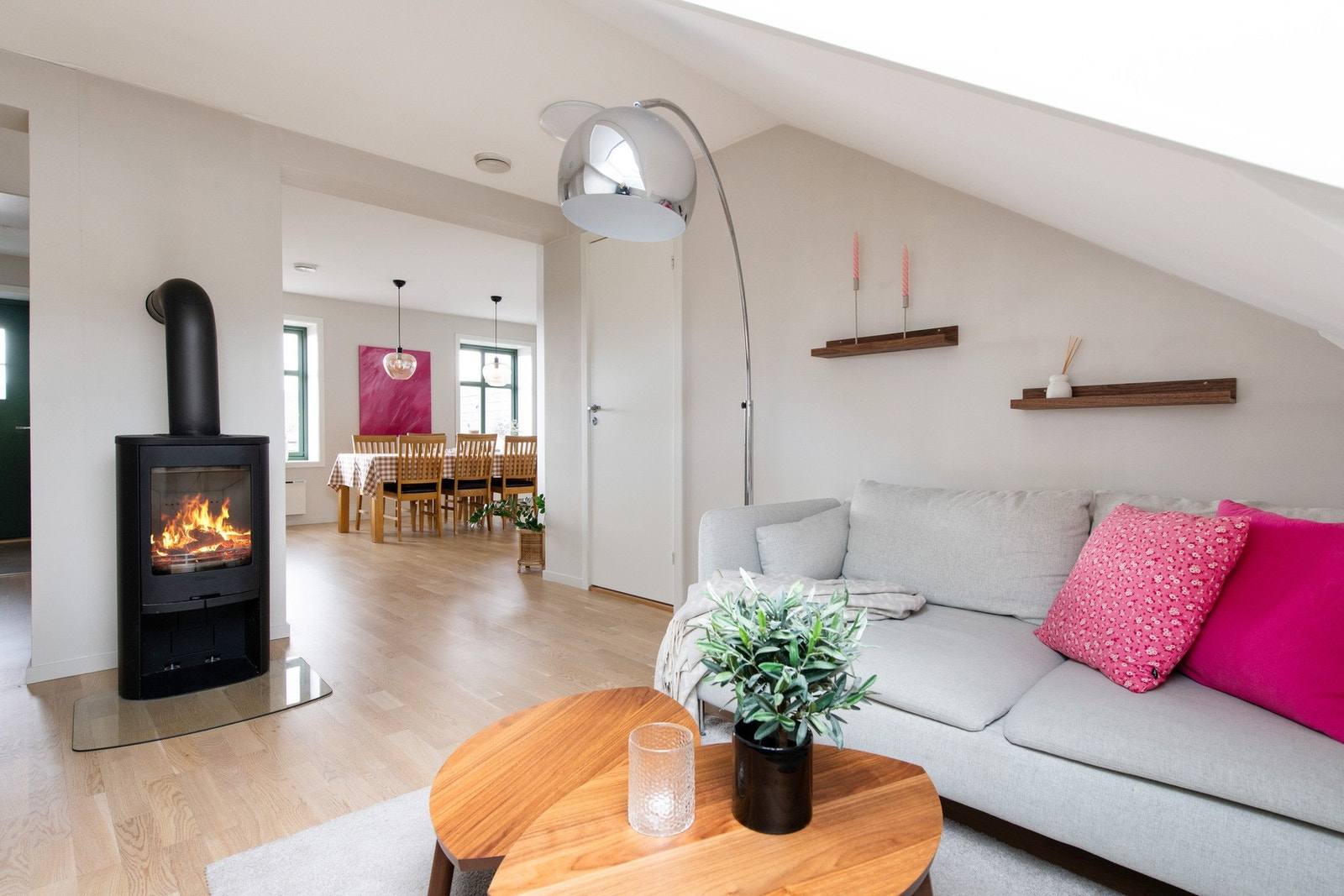 Hele rommet har lyst parkettgulv, glatte, lysmalte vegger og listefri, hvitmalt himling med skrå vinkel i stuesonen. Stuesonen har god plass til tv-lounge og kjøkkenet har plass til et stort spisebord. Galleribilde