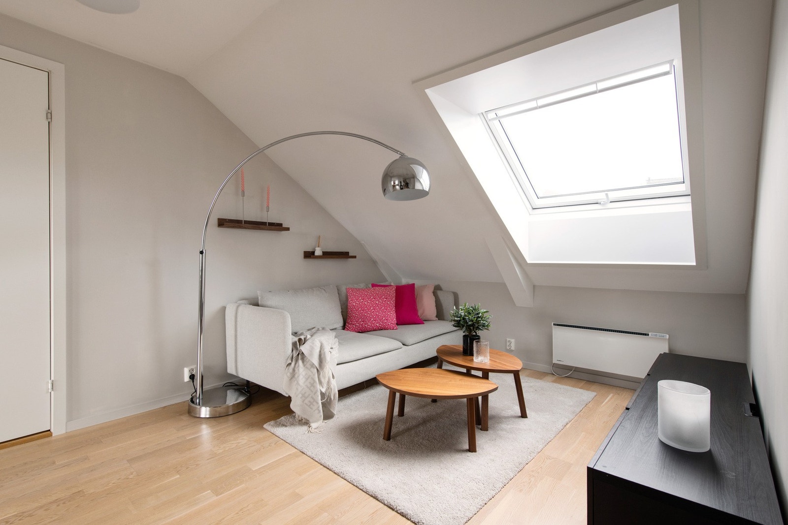 Stuen er luftig og lys med takvindu og hygge fra en peisovn med stort flammebilde. Stuen ligger åpen mot kjøkkensonen, noe som også gir dagslys fra to store krysspostvinduer i denne sonen. Galleribilde